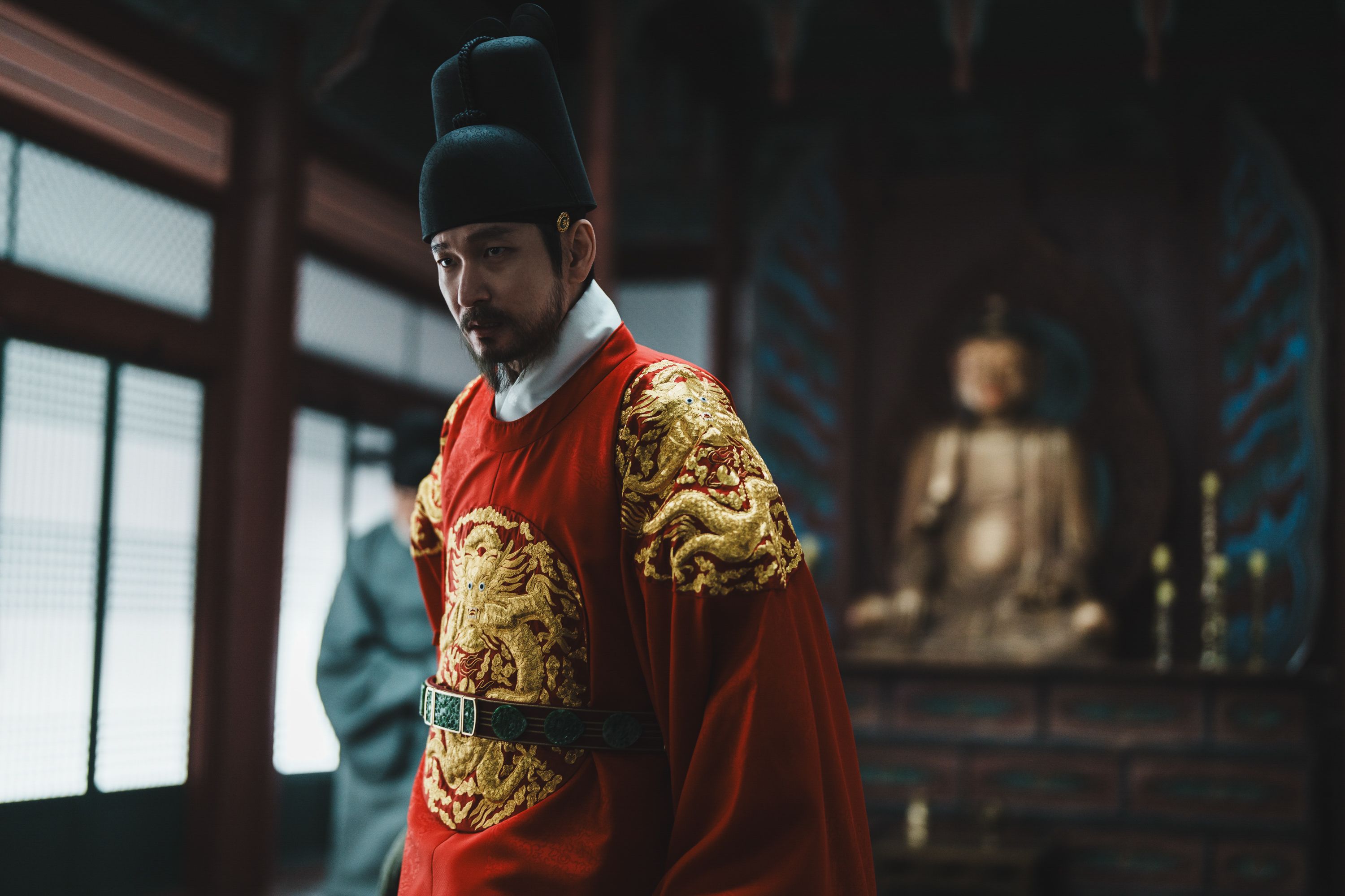 Veteranskuespilleren Cho Seung-woo spiller kongen i «The East Palace». Når onde ånder truer hoffets kronprins, må han kidnappe en åndejeger.