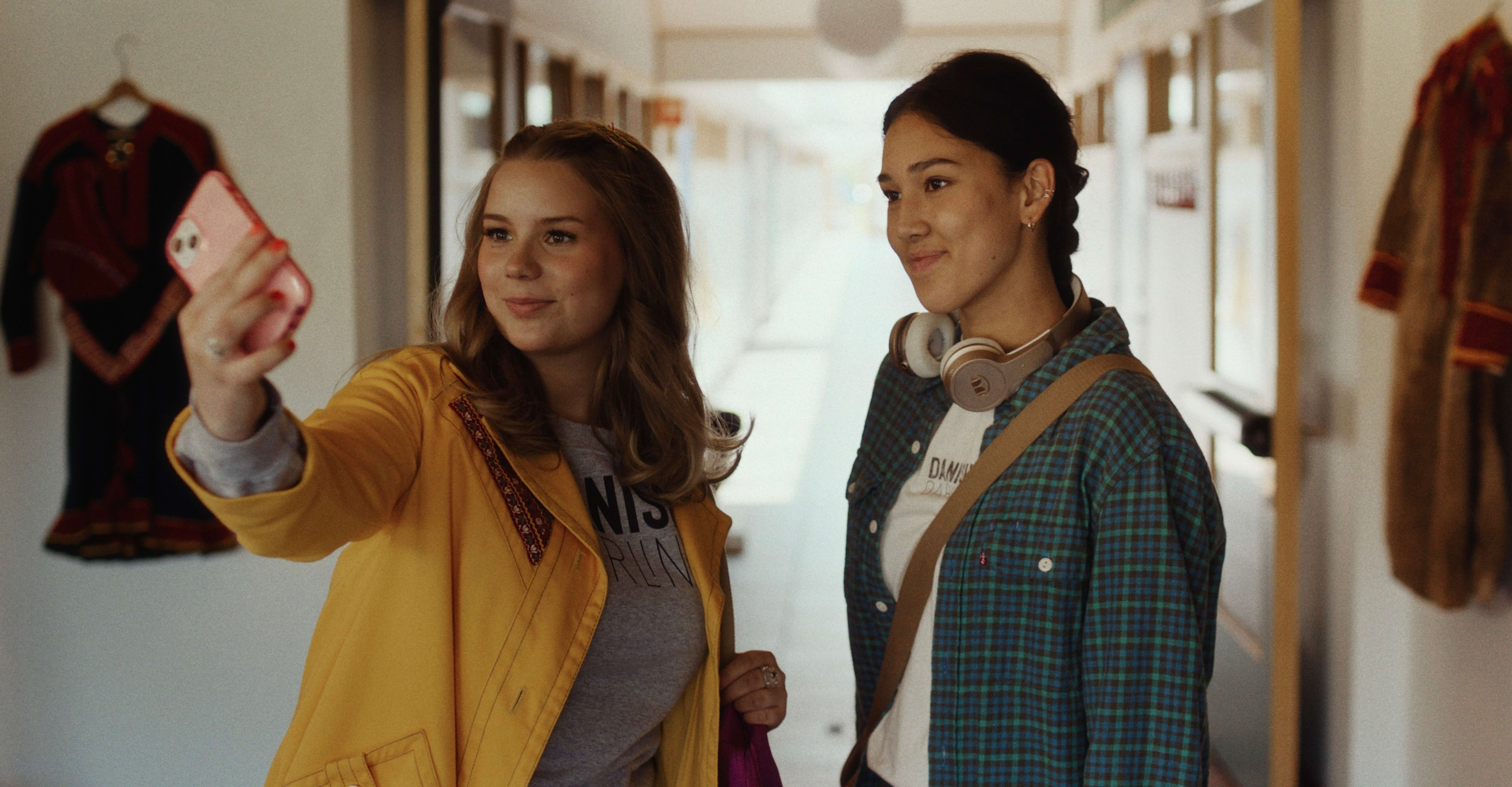 Sarah Olaussen Eira (t.h.) med en influenser som hevder hun støtter henne i jakten på sin identitet.