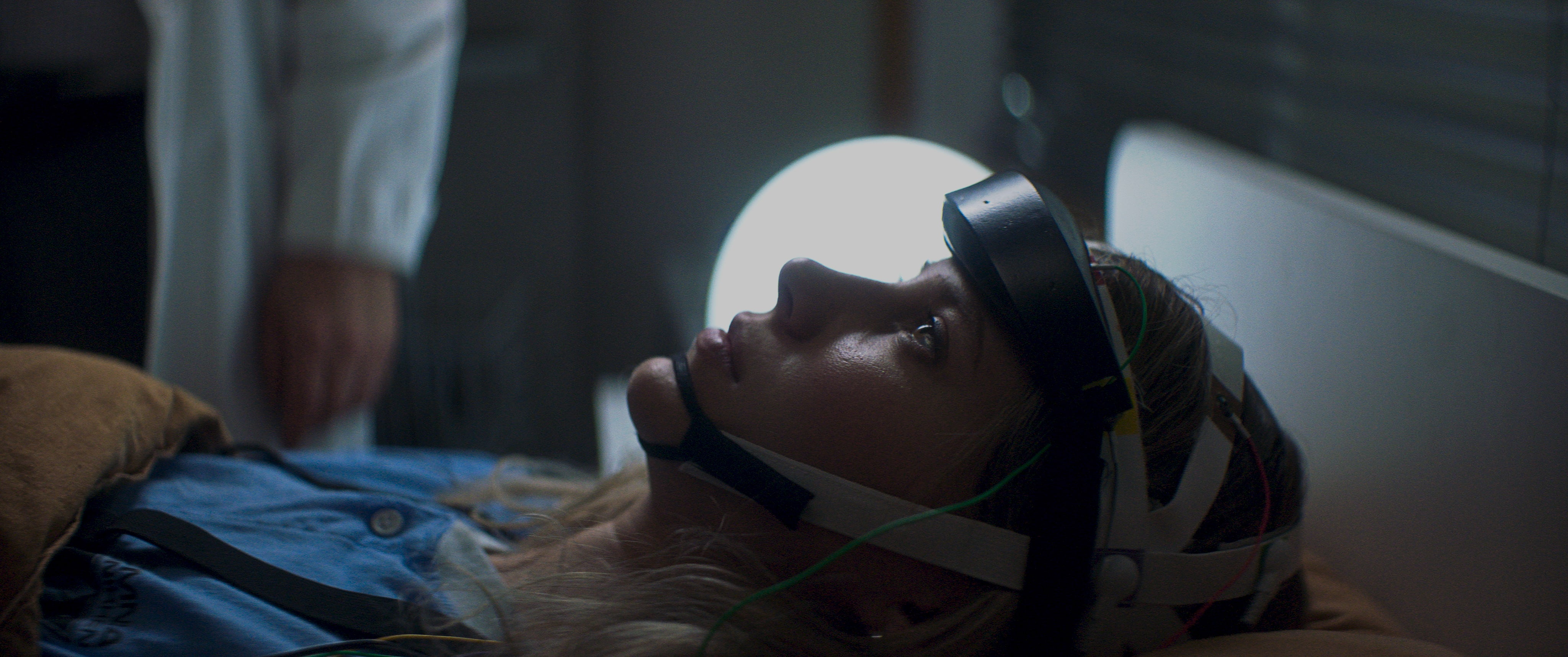 Mona blir undersøkt på sønvklinikken. 