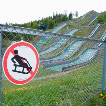 Mann ble invalid etter akeulykke i hoppbakke – saksøker Oslo kommune for 1,75 millioner