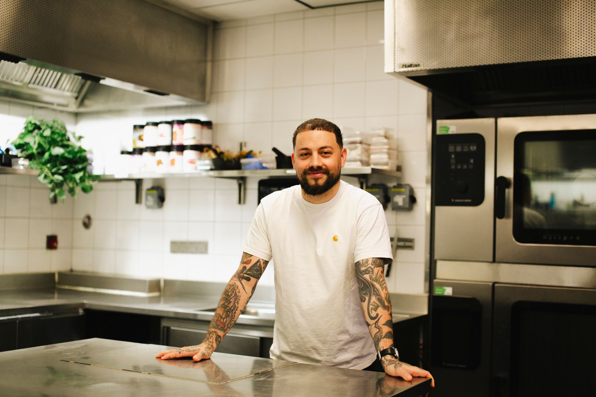 Kokk og grunnlegger av Savage, Andrea Selvaggini, på restaurantens kjøkken.