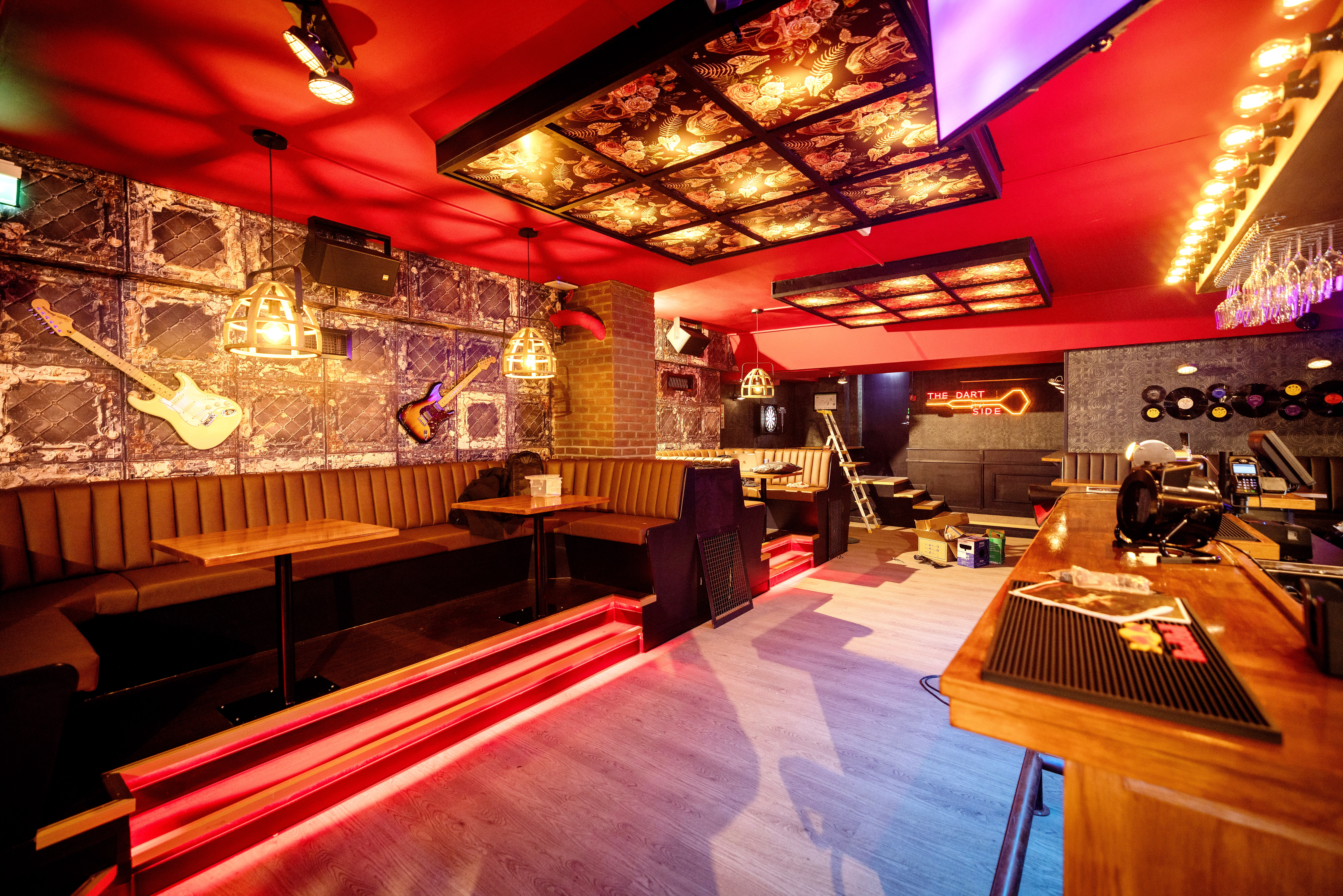 – Spottene i taket er en inspirasjon fra danskebåten og skal være med på å skape en lun stemning i lokalet, sier Adrian Sneen.