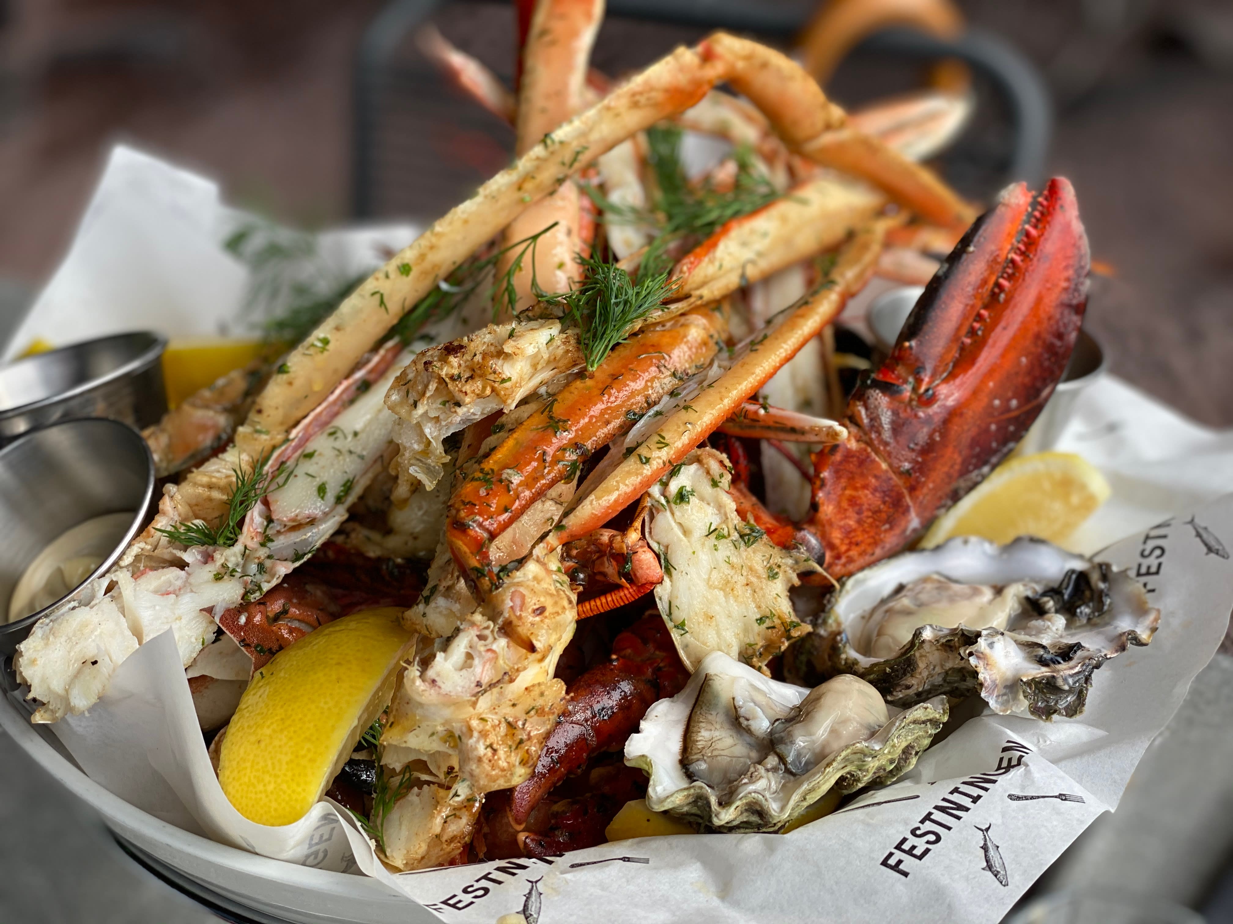 God hummer, østers og krabbeklør.