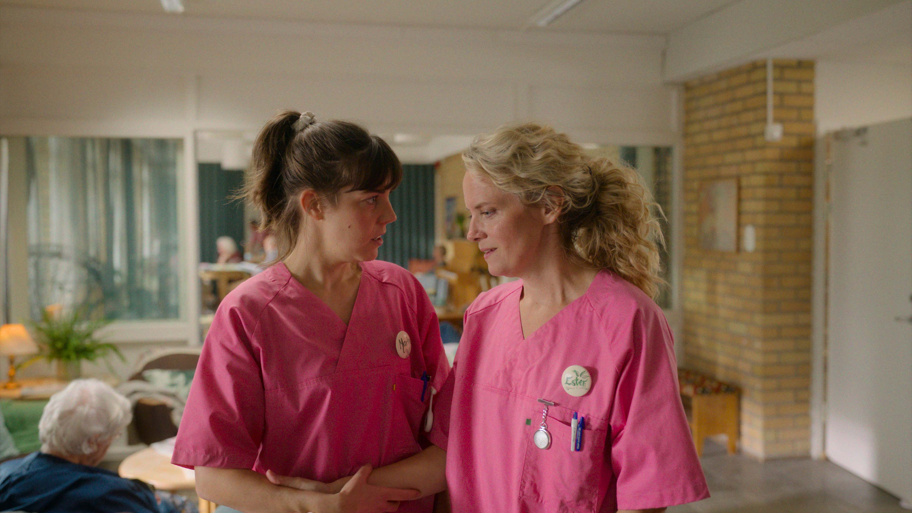 Sykehjemmet der Marlene (Hanne Skille Reitan) og Ester jobber, fremstilles i overkant idyllisk. 