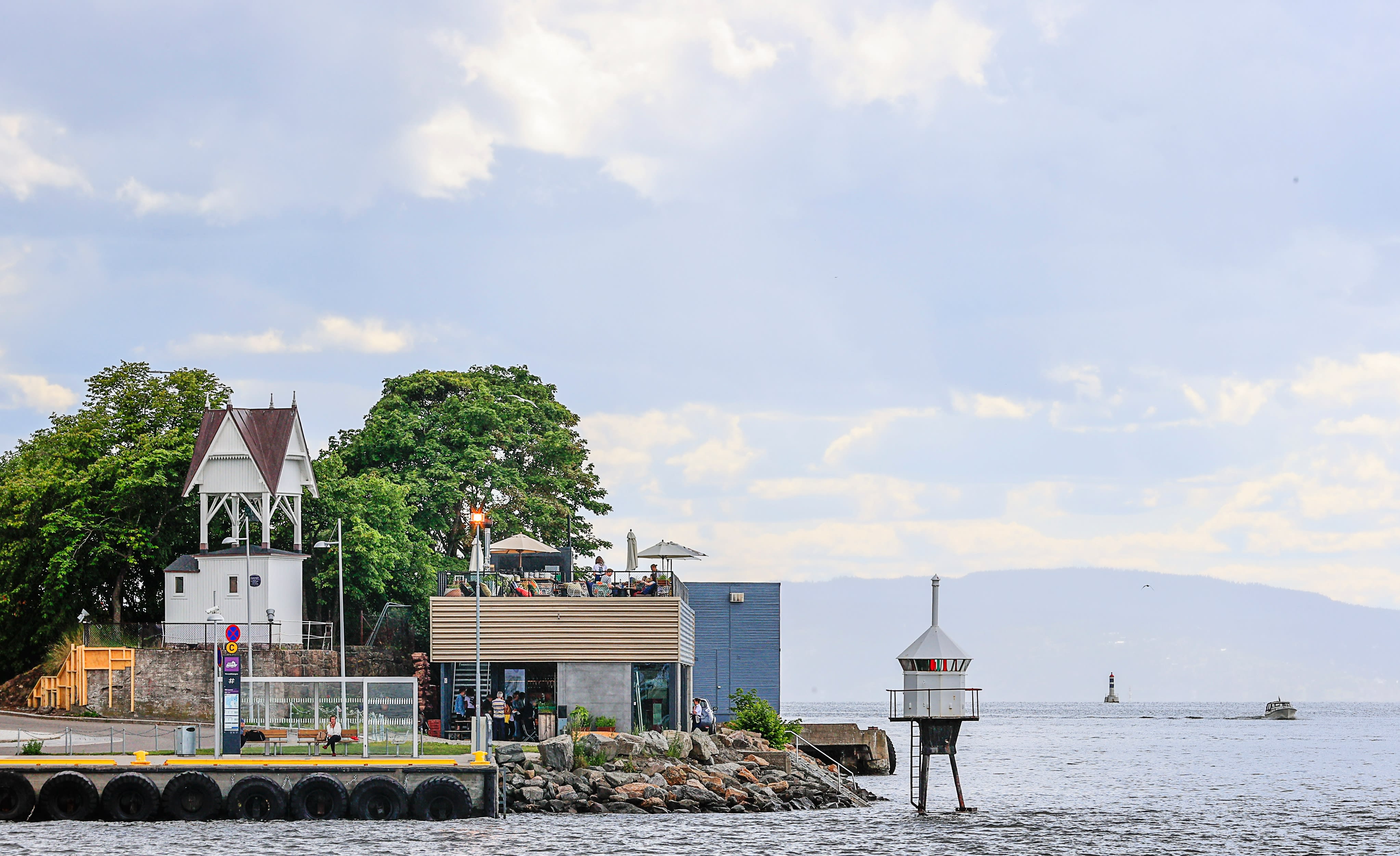Signalen ligger helt i vannkanten ved fergeleiet. 