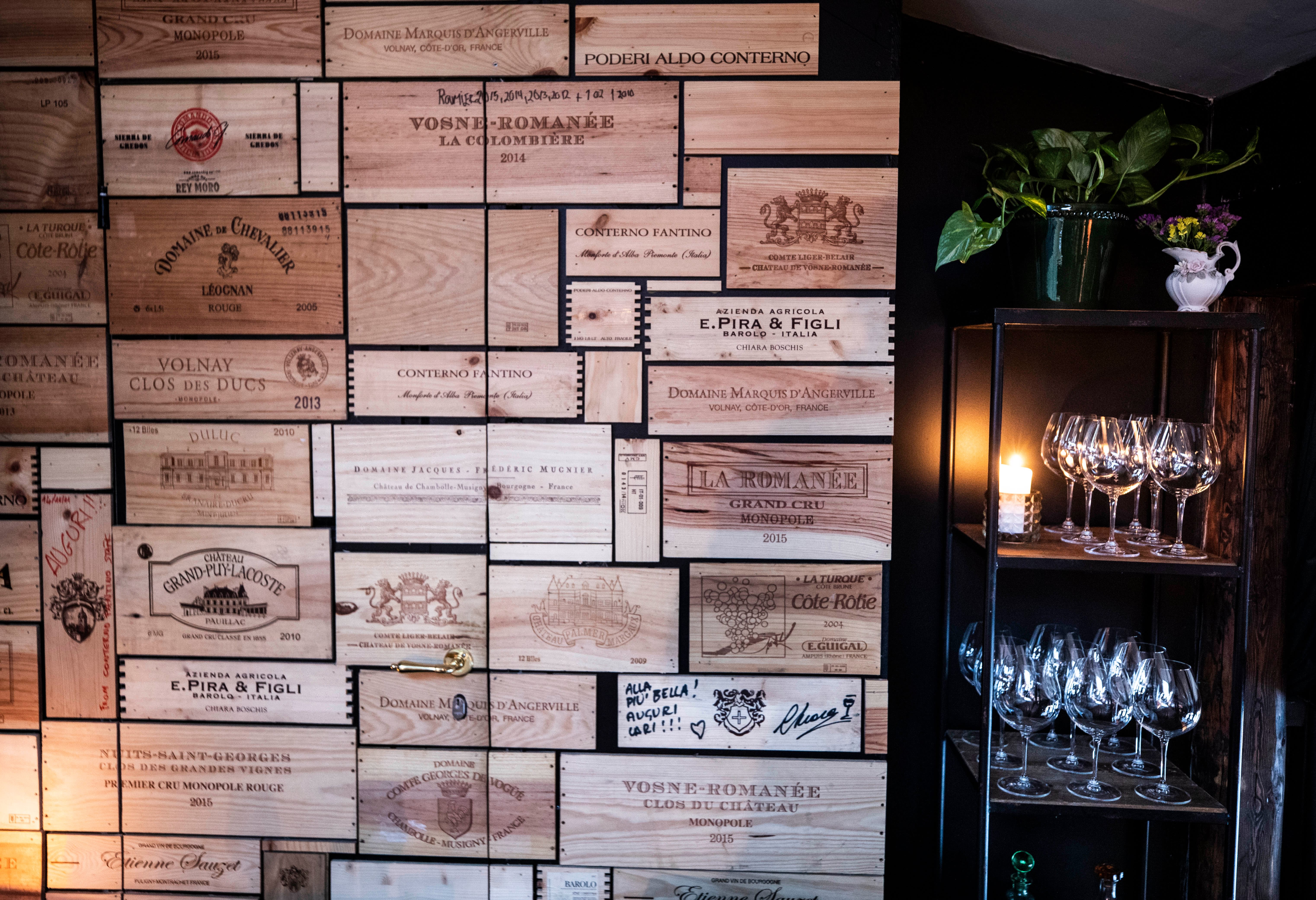 Skrytevegg med herlige vinprodusenter. 