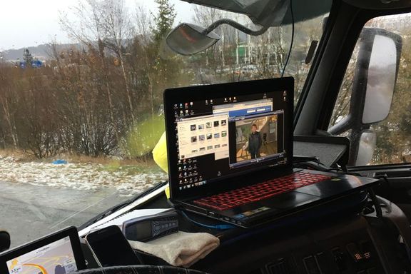 Filmen rullet over PC-skjermen mens sjåføren rullet på veien