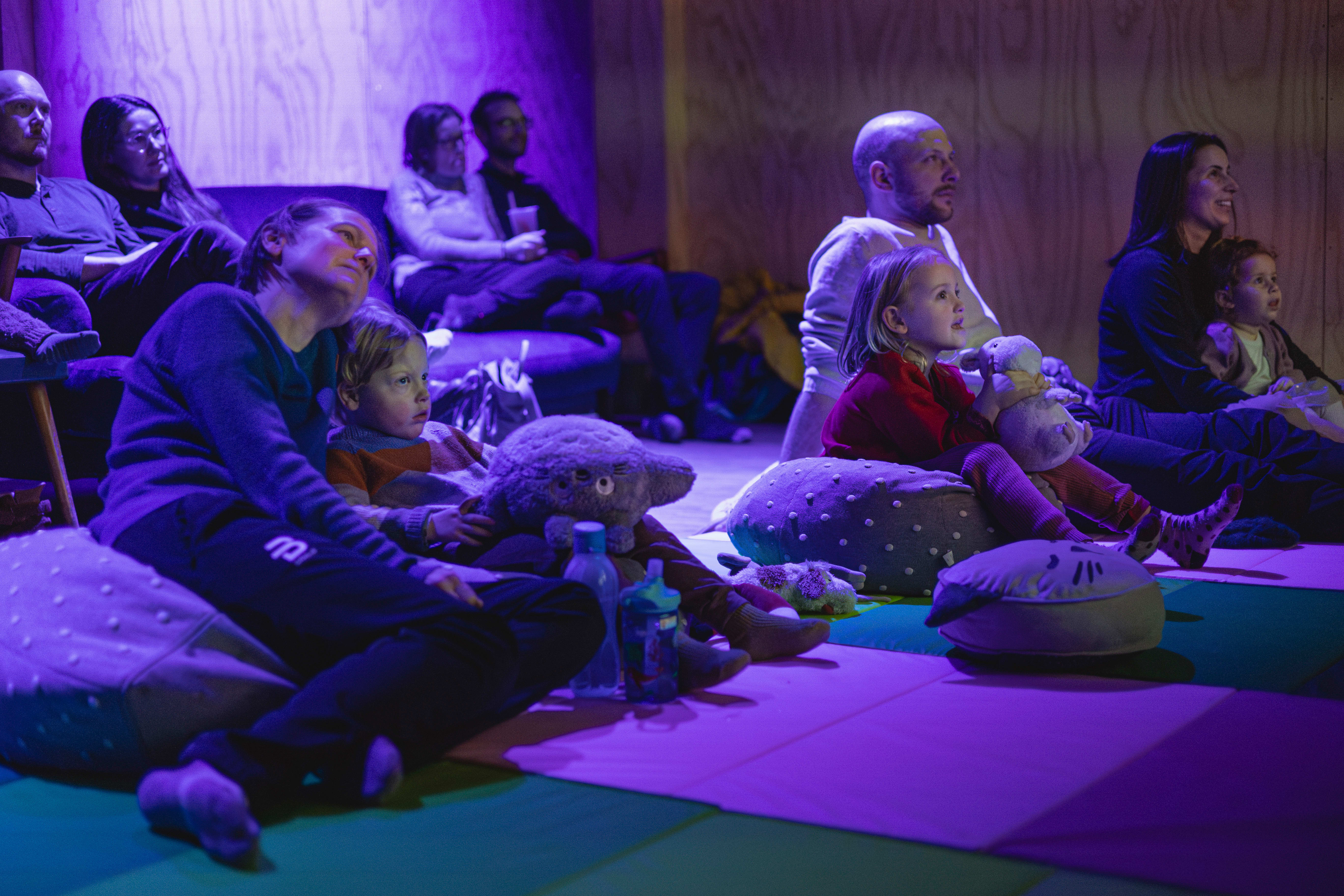 Knøttekino på Vega er skreddersydd for små barn. Det legges til rette med sofaer, tepper, puter og sakkosekker slik at alle får slappet av.