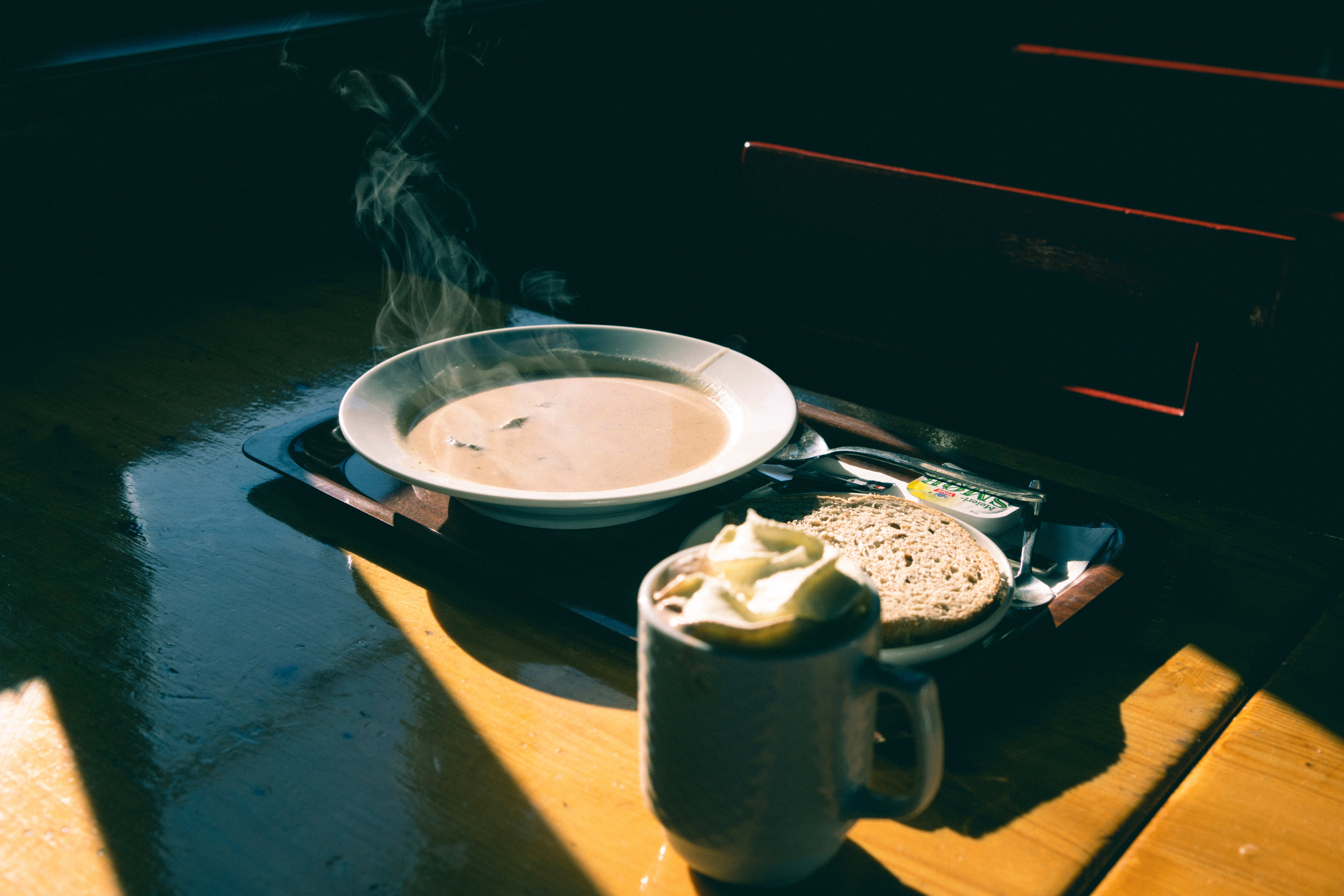  Hjemmelaget traktkantarell-suppe med brød til. Kakao med krem hører med på markatur!