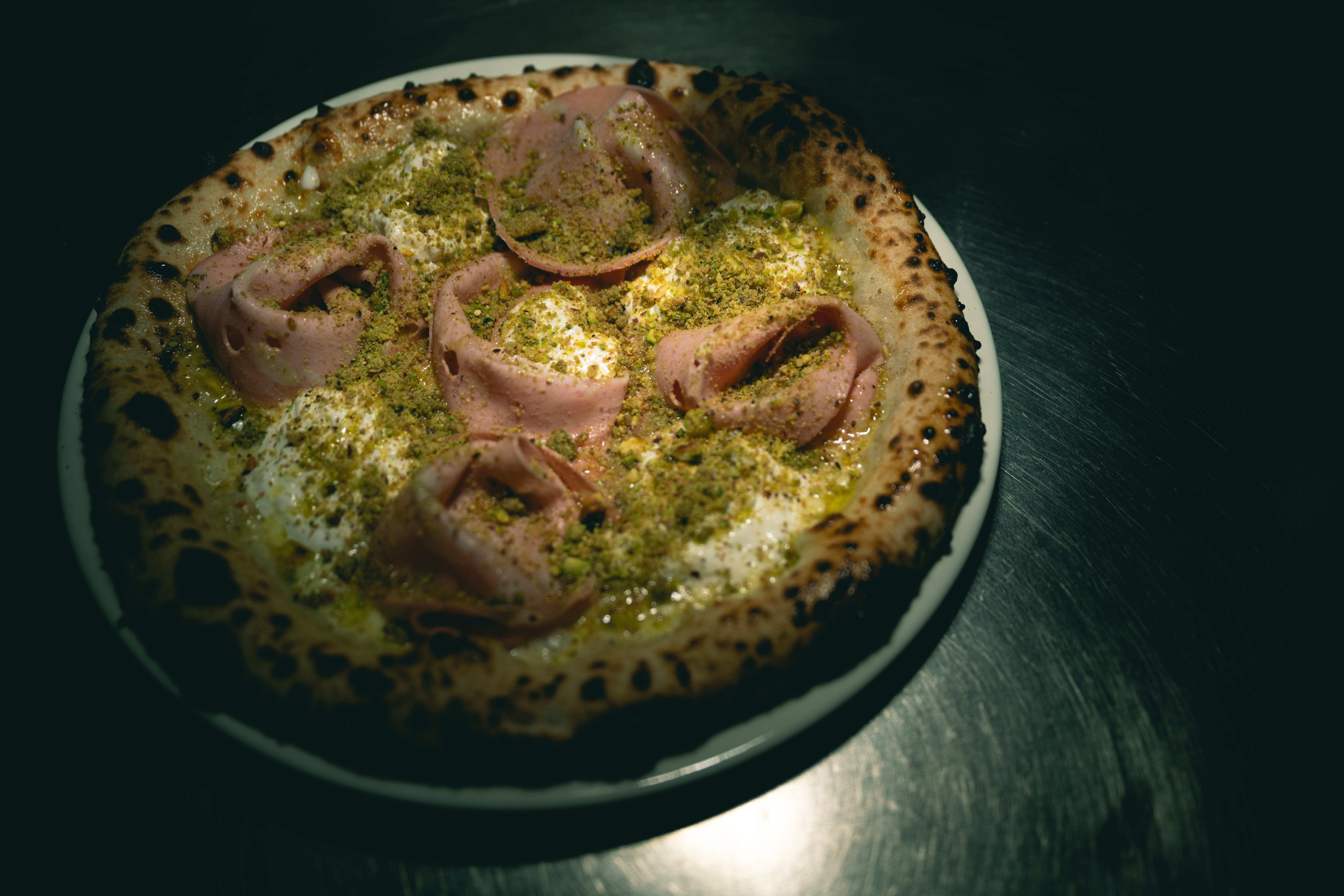 Slik serveres typisk mortadellaen: på pizza med pistasjnøtter. Her fra Skovveien Bar & Pizza.