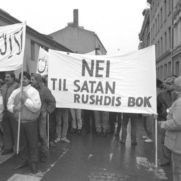 Én roman førte til protester verden over. I Norge ble en person forsøkt drept. Slik forklares striden om «Sataniske vers».