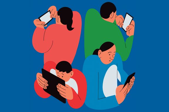 Foreldrene vil begrense barnas skjermbruk, men sliter selv med å legge bort mobilen