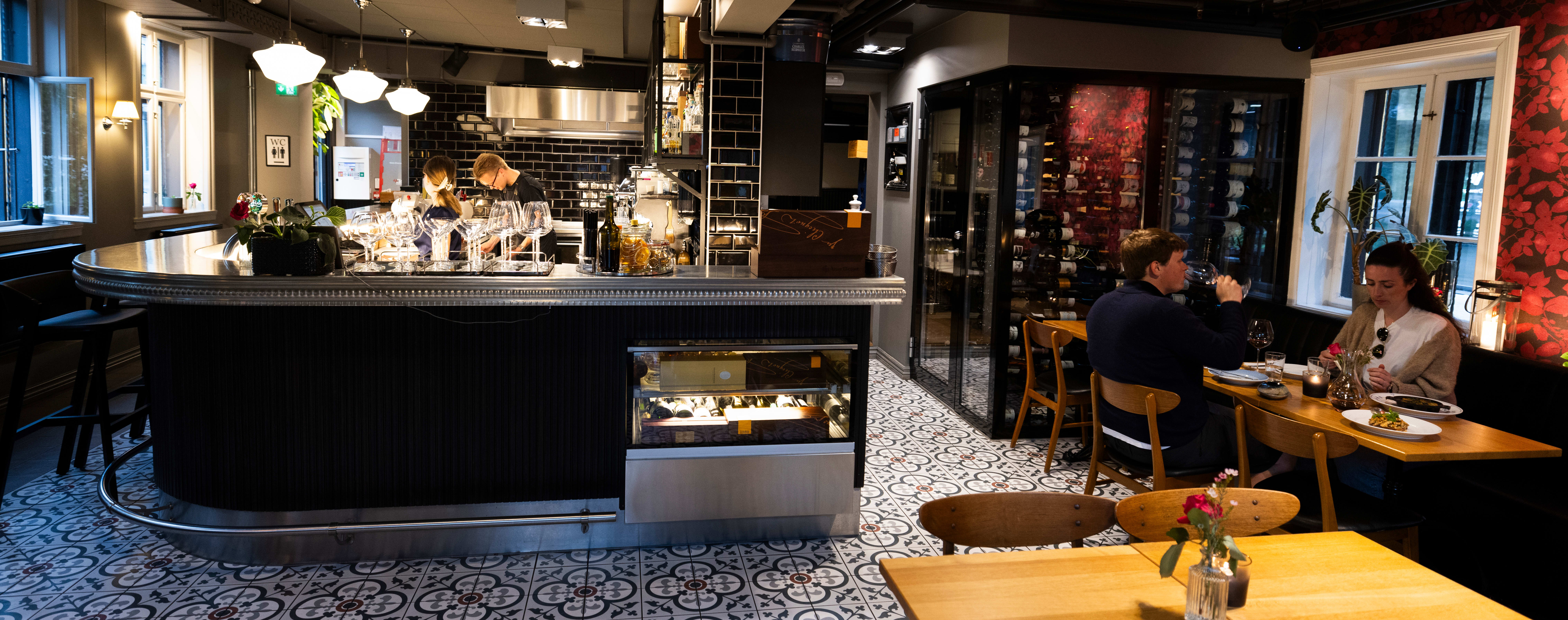 Intimt og hyggelig innendørs. 