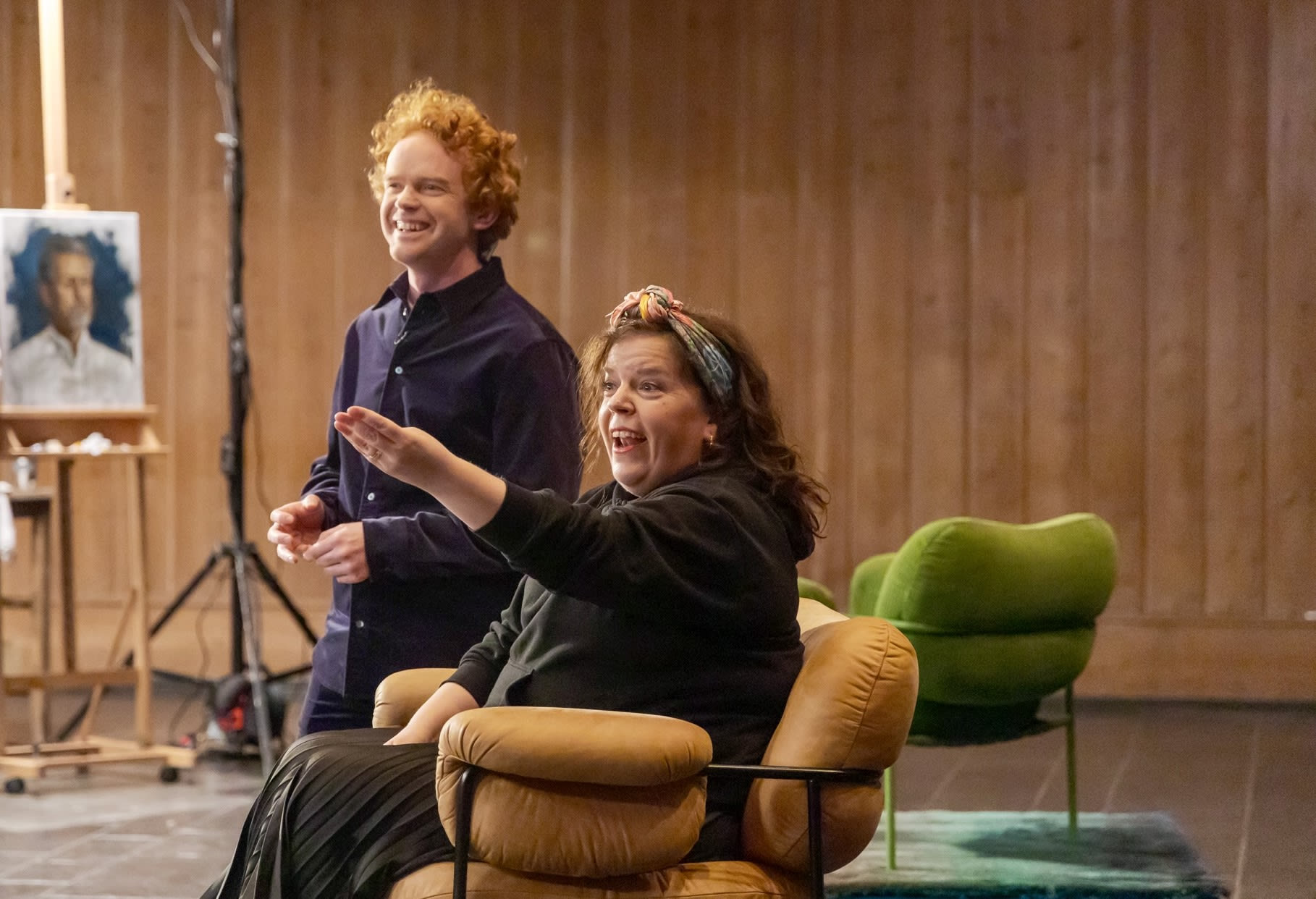 Mikkel Niva er glimrende som mild og munter programleder. Her med modell Else Kåss Furuseth. 