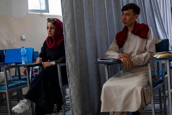 Studiestart i Talibans Kabul: Plutselig var klasserommet delt i to