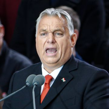 Titusenvis av tilhengere hørte Orbán fyre løs mot EU