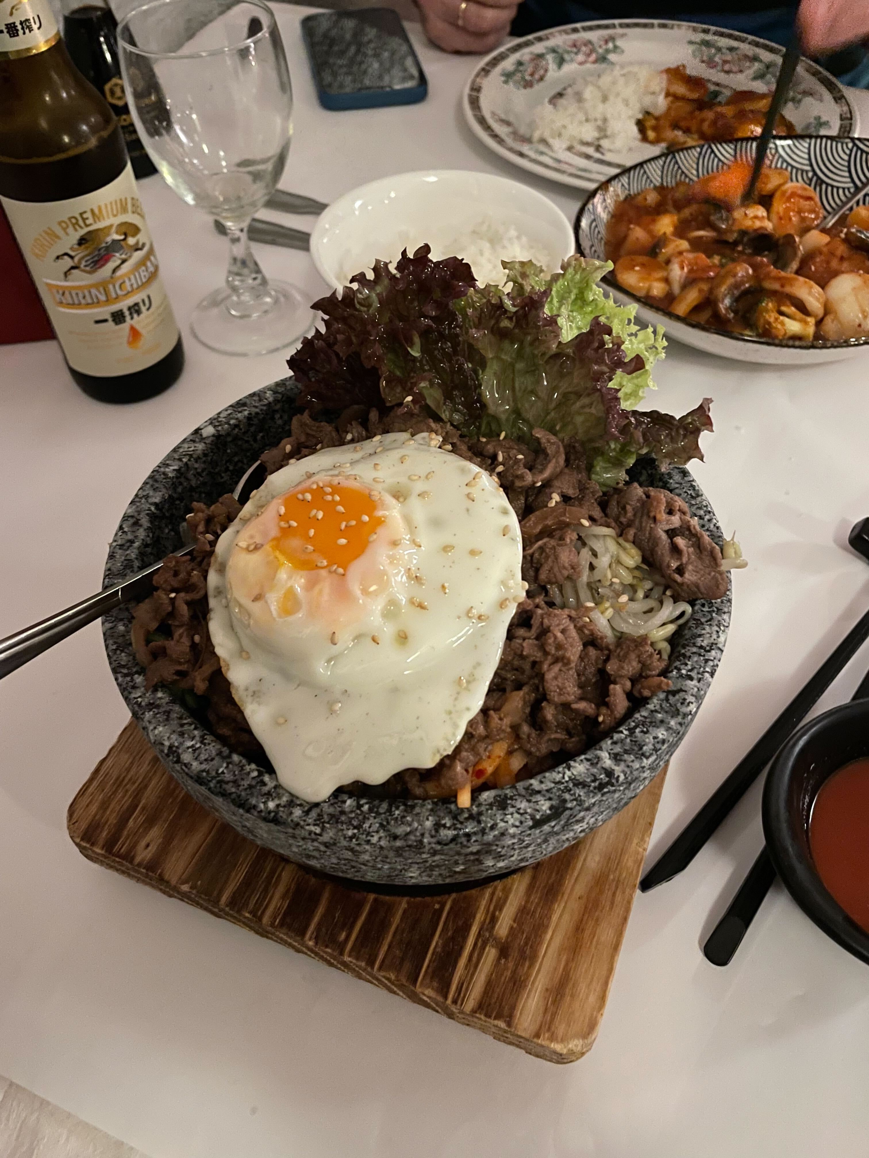 Bibimbapen presenteres på skikkelig vis og mange av smakene er gode.