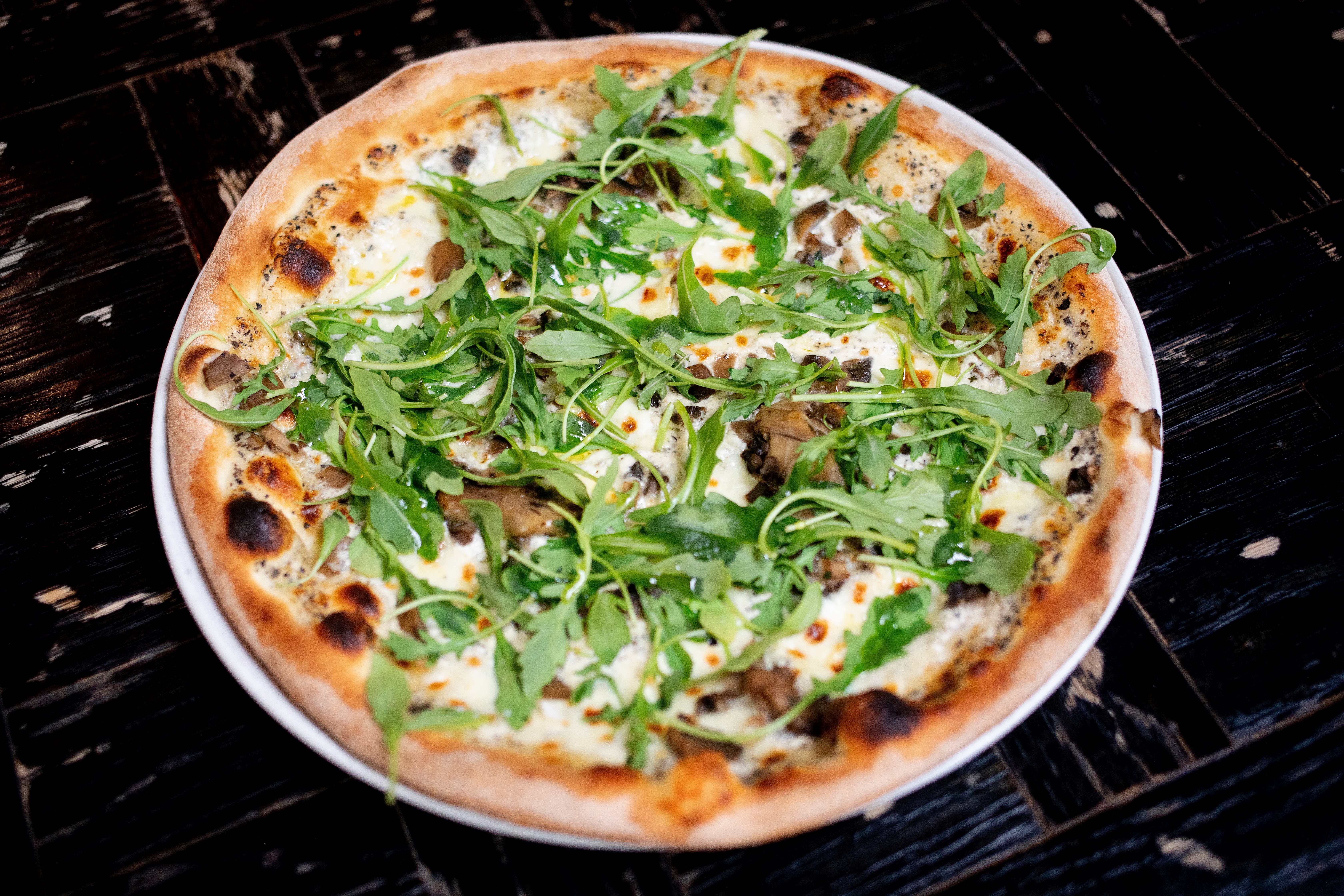 Fungi e crema di tartufo er en pizza med sopp og trøffelkrem.