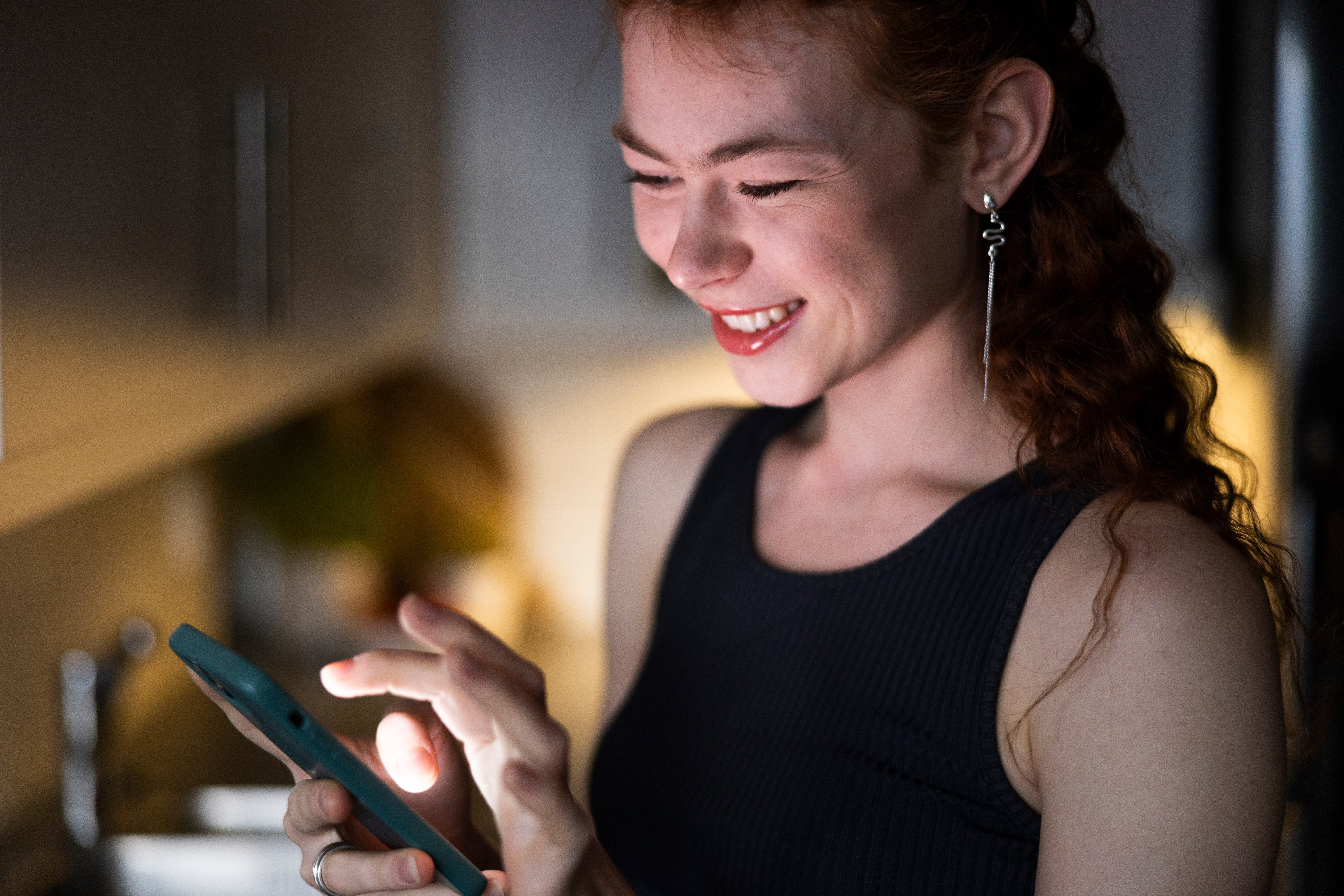 Pling! Ellen Aabol har fått en melding av daten. De planlegger å møtes på Nationaltheatret.