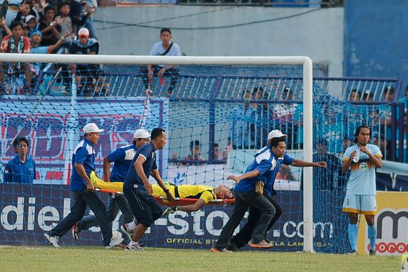 Fotballtragedie i Indonesia: Keeperlegende døde etter kollisjon med medspiller