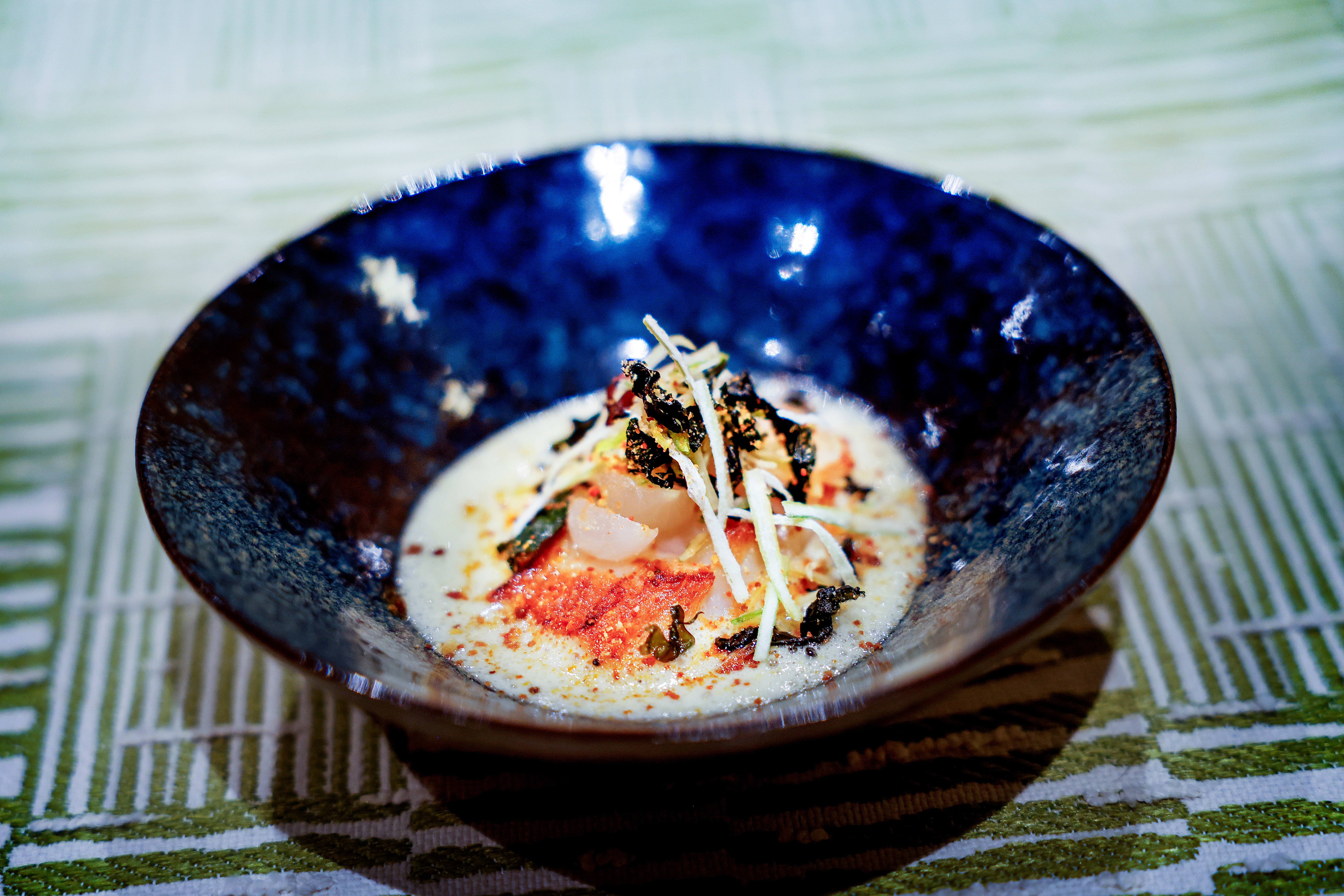 Kamskjell i kremet sakesaus.