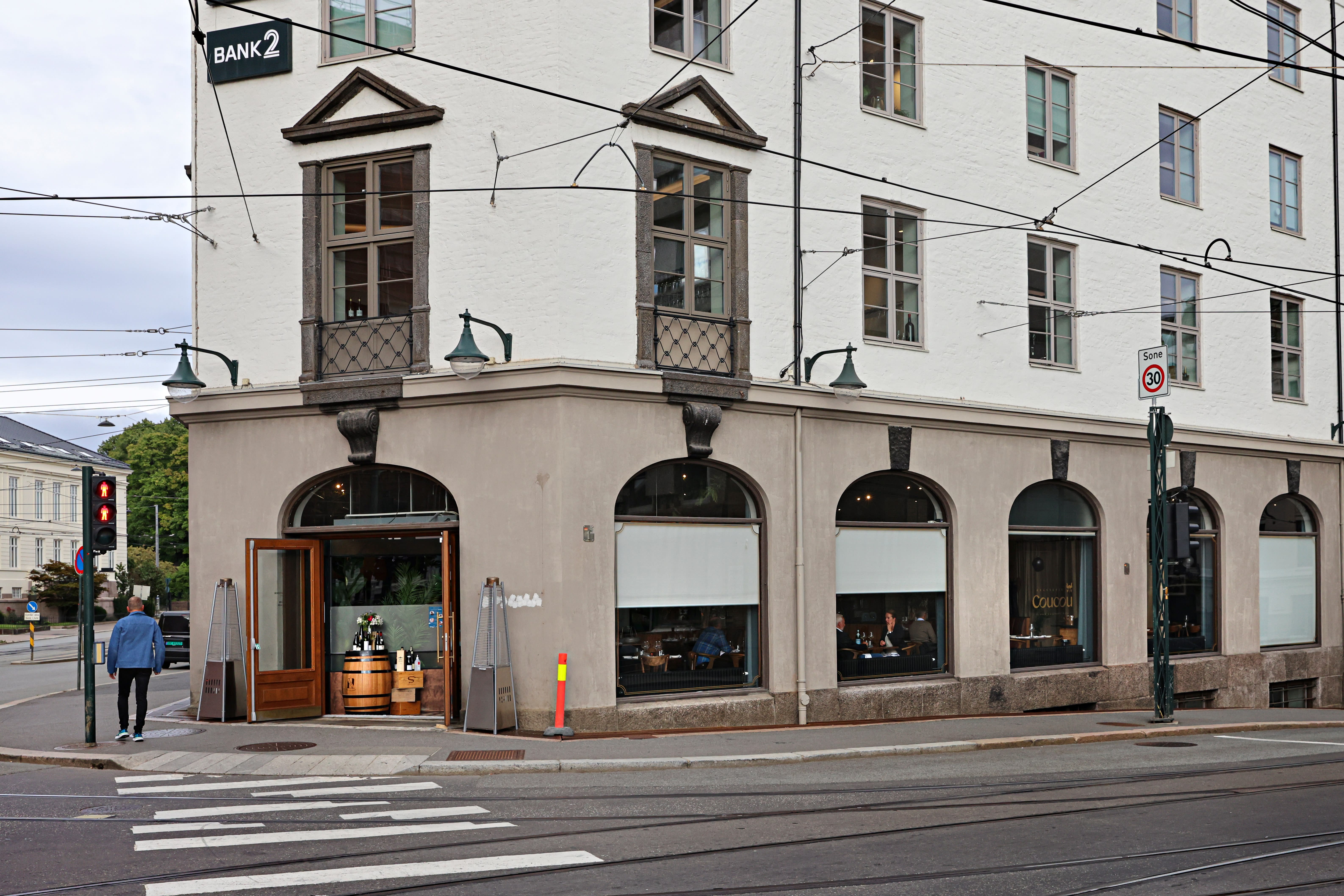 Restauranten ligger i krysset Henrik Ibsens gate og Cort Adelers gate. 