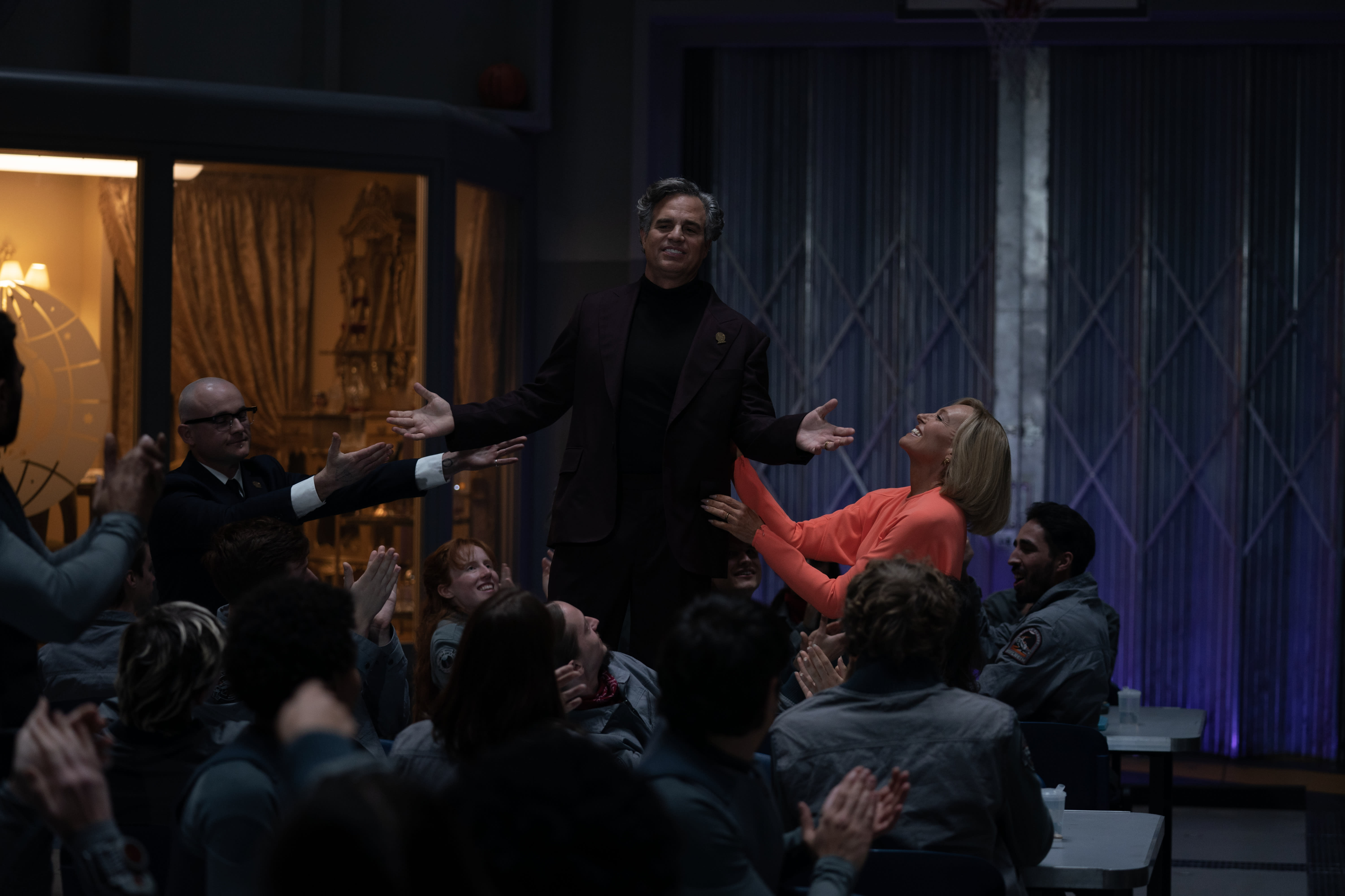 Tilbe meg som en gud!  Kenneth (Mark Ruffalo) og Ylfa (Toni Collette) vil bli elsket og beundret.