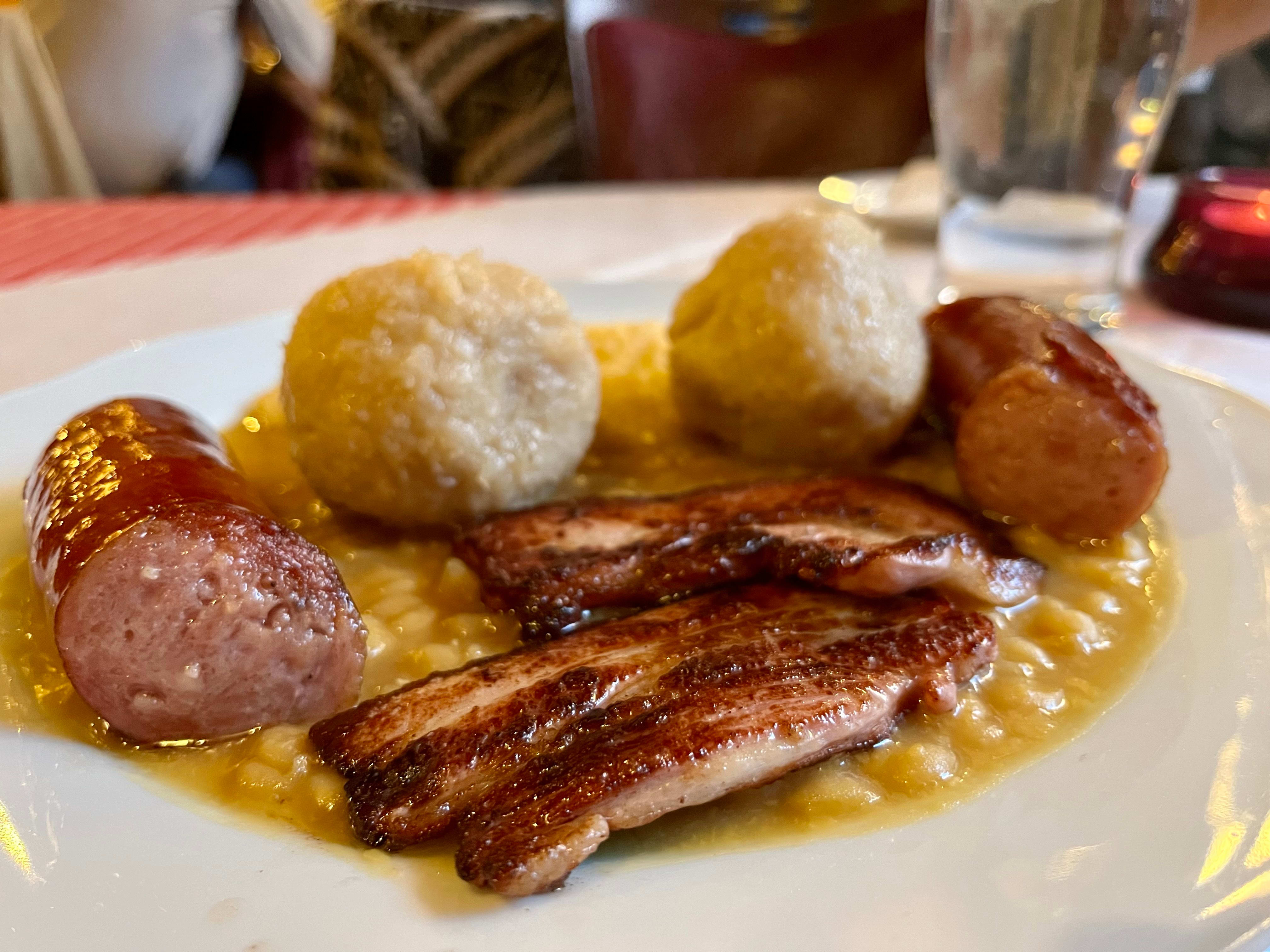 Schrøders raspeballer kommer med ertesaus. Det faller ikke helt i smak hos oss. 