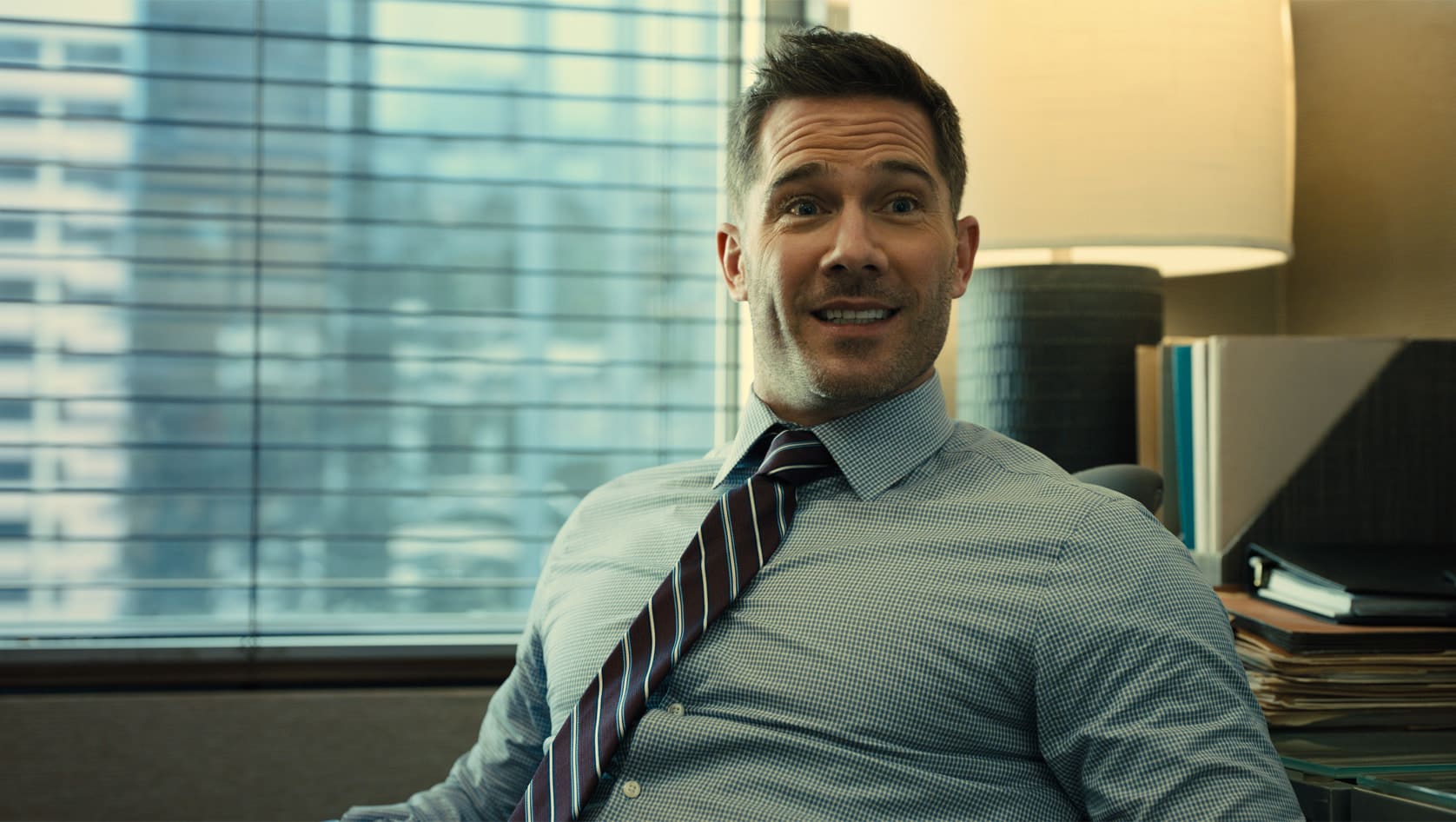 Charlie (Luke Macfarlane) må være en av TV-historiens mest forståelsesfulle ektemenn. 