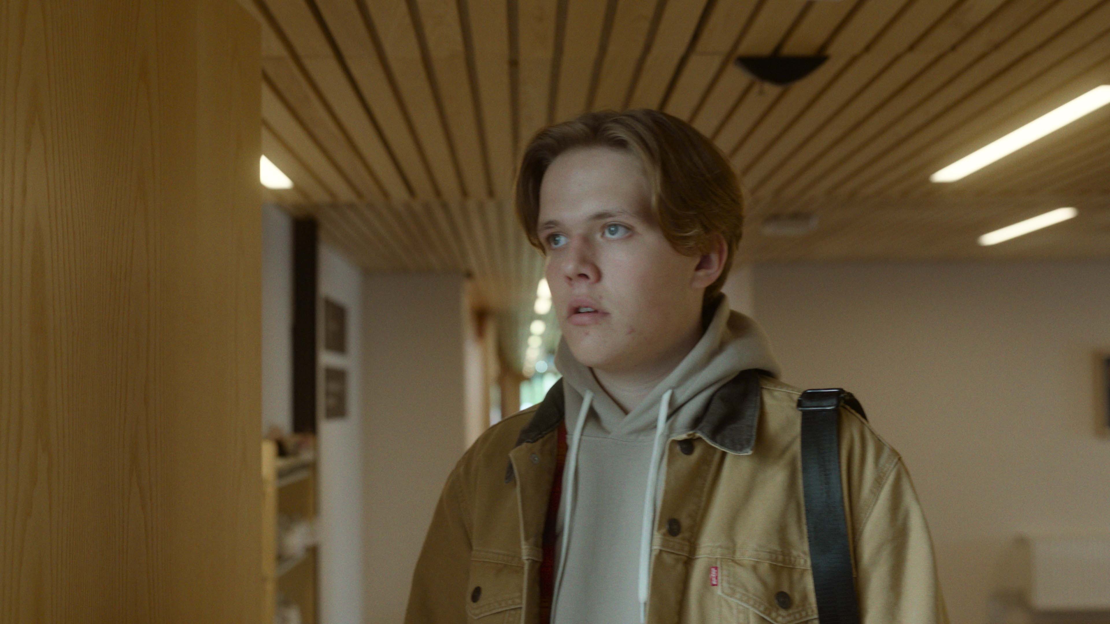 Ester og Arilds 16 år gamle sønn Lars (Niels Halstensen Skåber) vil helst at ingen skal vite at moren er syk. 