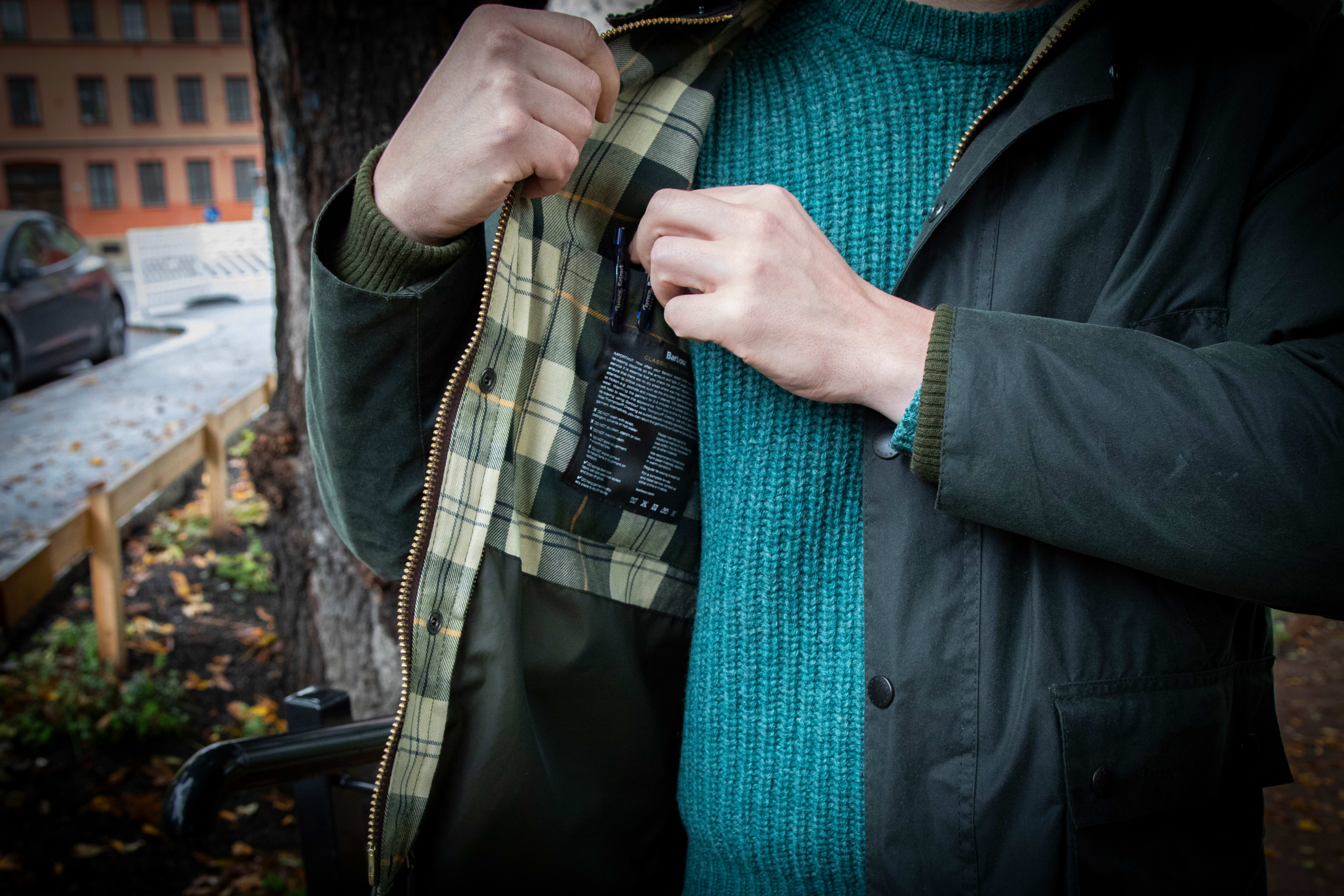 Selv om han ber deg «selge meg denne pennen», er det vanskelig å ikke la seg sjarmere av en herremann i Barbour-jakke.