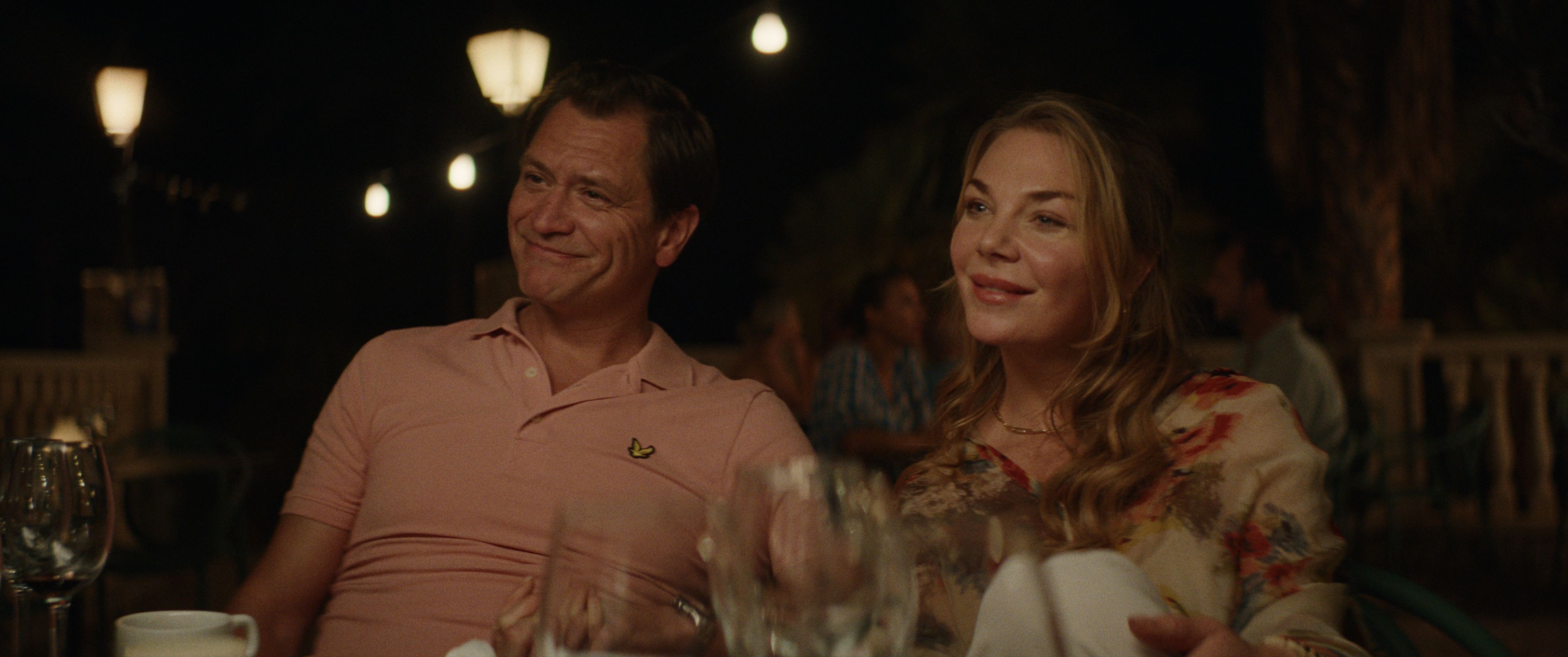 På hotellet bor også en norsk familie. Lene (Marte Engebrigtsen) og Kim (Per Kjerstad) er bildet på to rike, selvsentrerte nordmenn som strør om seg med smårasistiske vitser. 