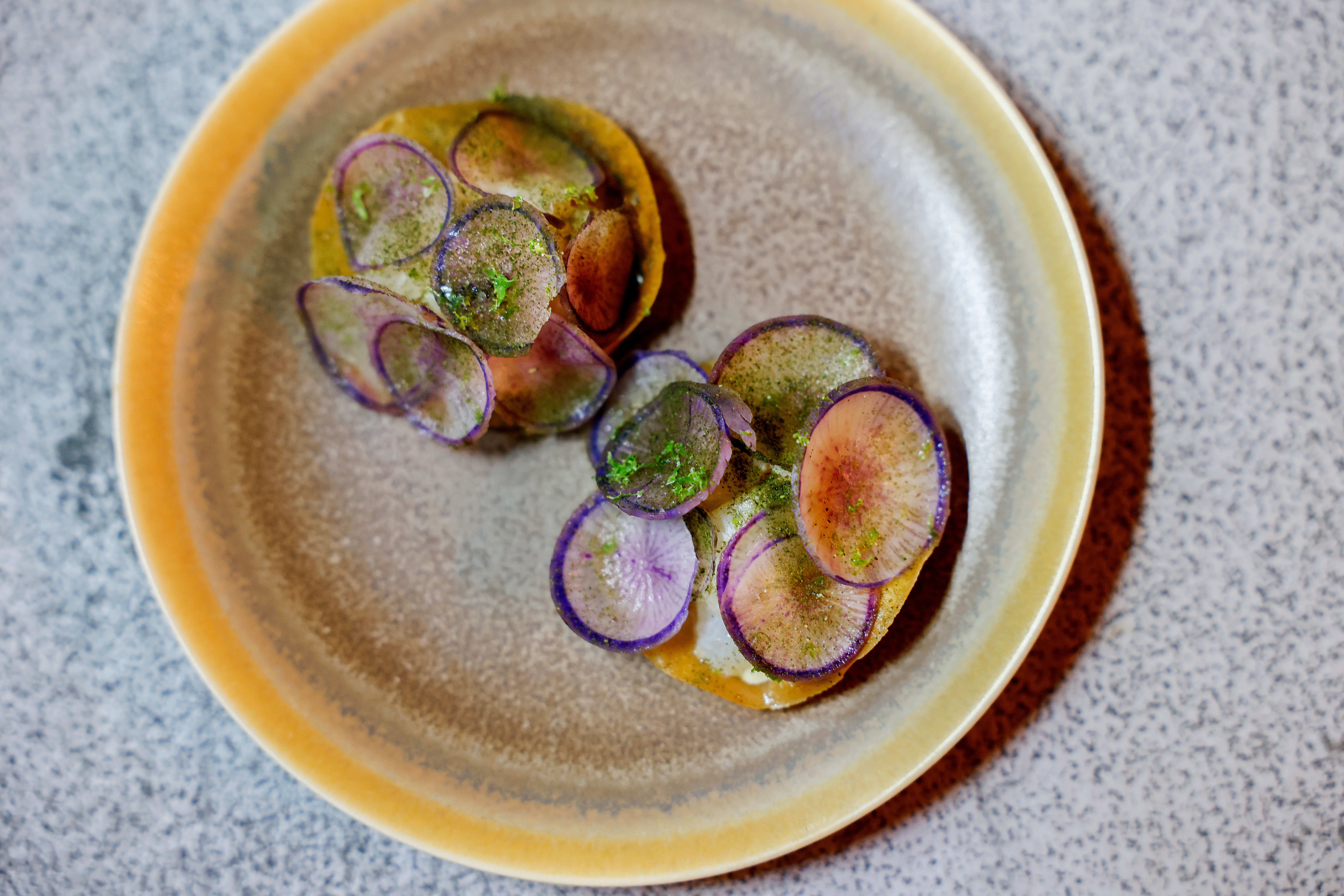 Tostada med kveiteceviche og vinterreddik.
