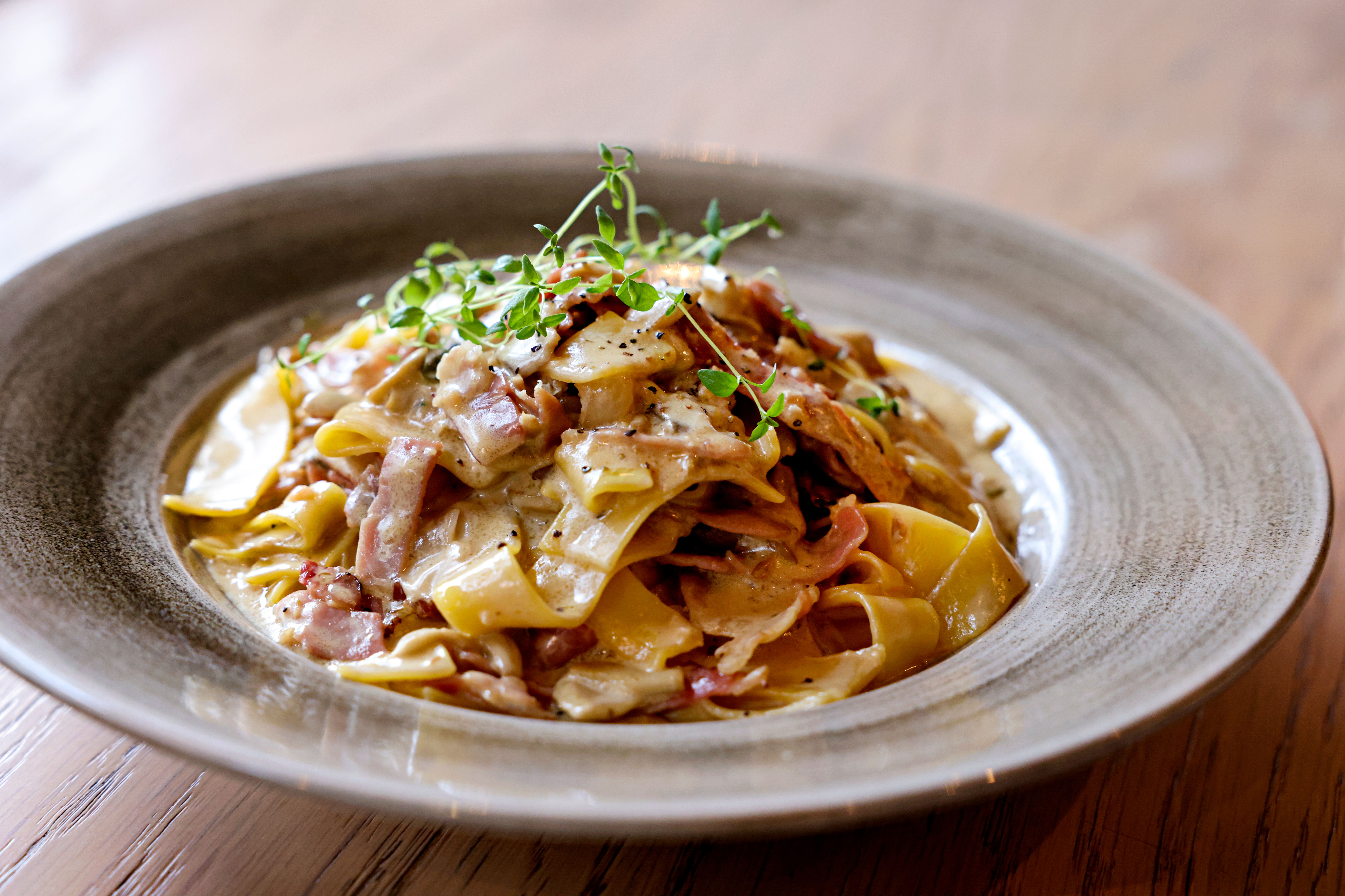 Papardelle med skinke og sopp.