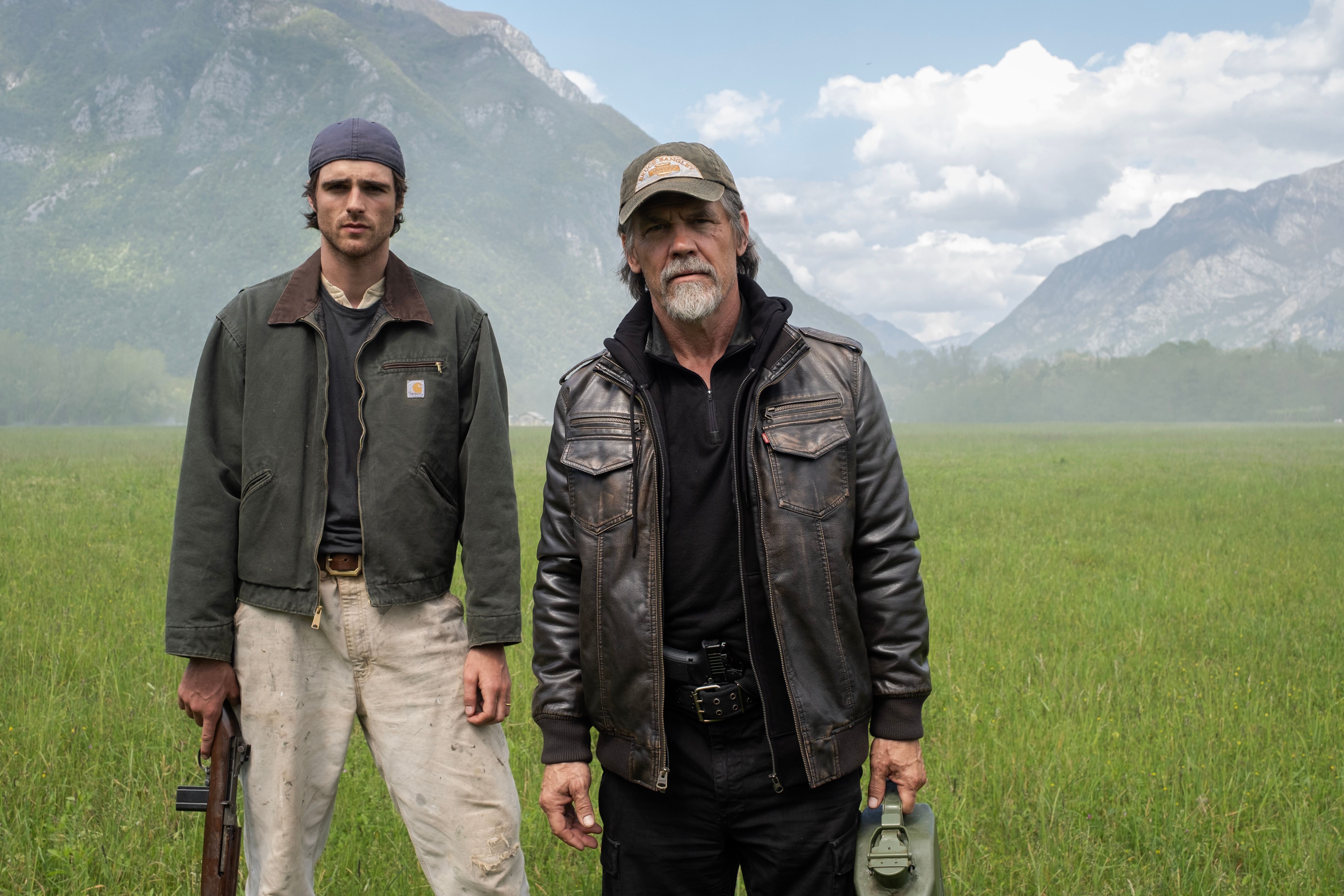 Skuespillerne Jacob Elordi og Josh Brolin – som to motvillige samboere som overlever i en postapokalyptisk verden.