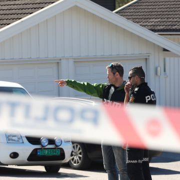 Politiet sperret av et større område rundt Tom Hagens hus
