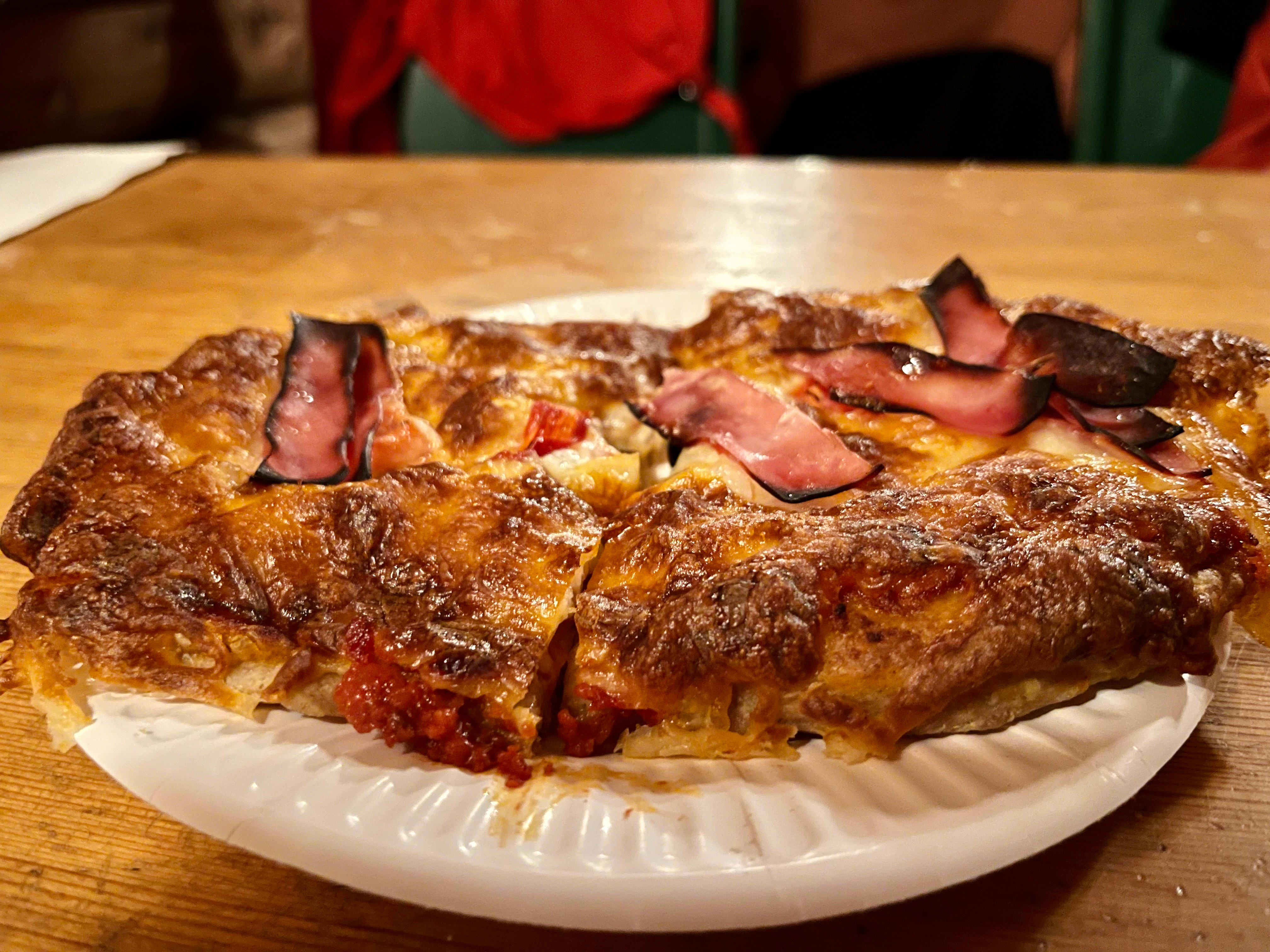 Pizzaen med skinke er ikke like god som vegetarvarianten. 