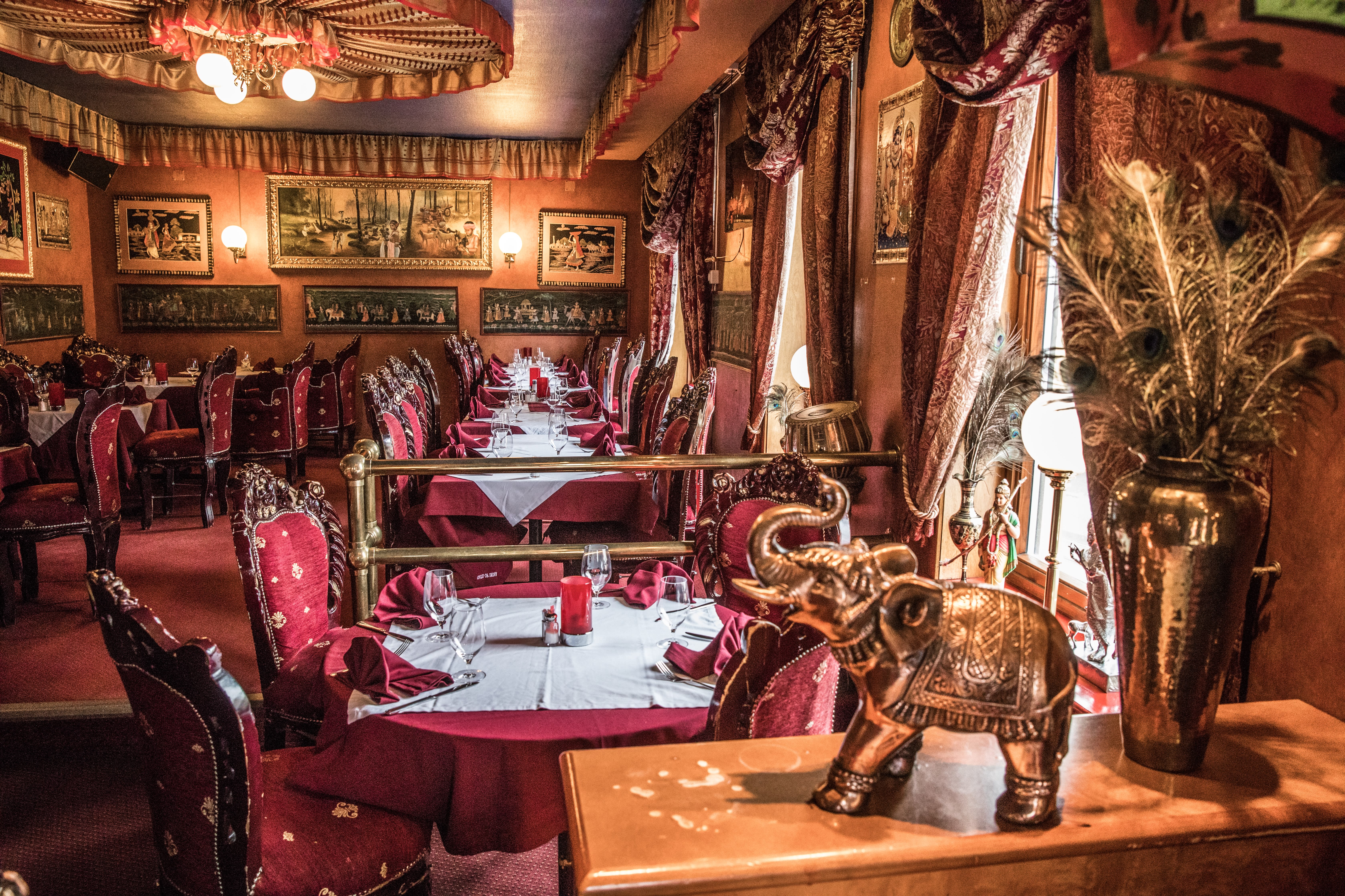 Det er synd at maten ikke står til interiøret på Gate of India.