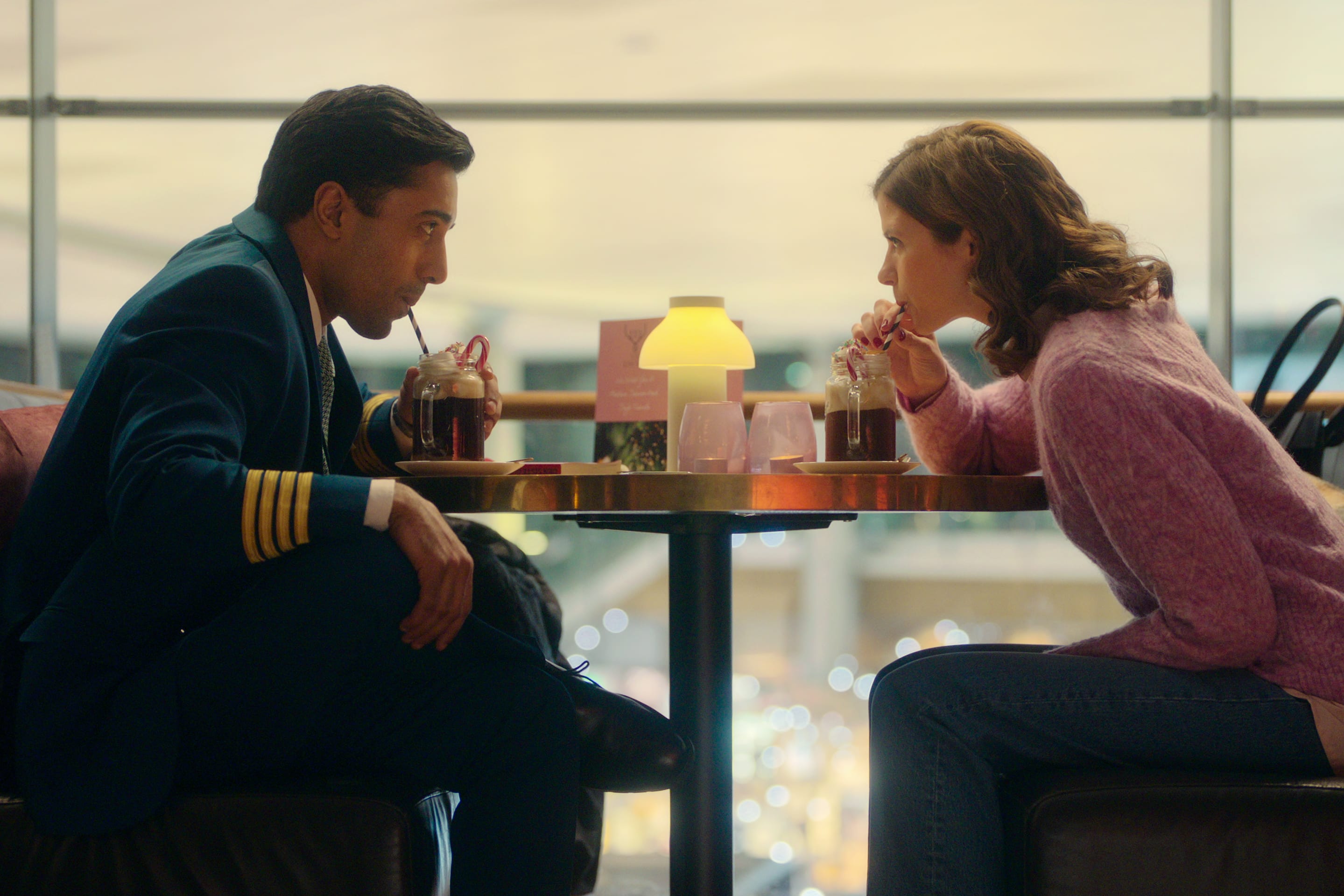 Piloten (Ravdeep Singh Bajwa) og romantikeren (Hanna Ardéhn) krangler og flørter i VIP-loungen.