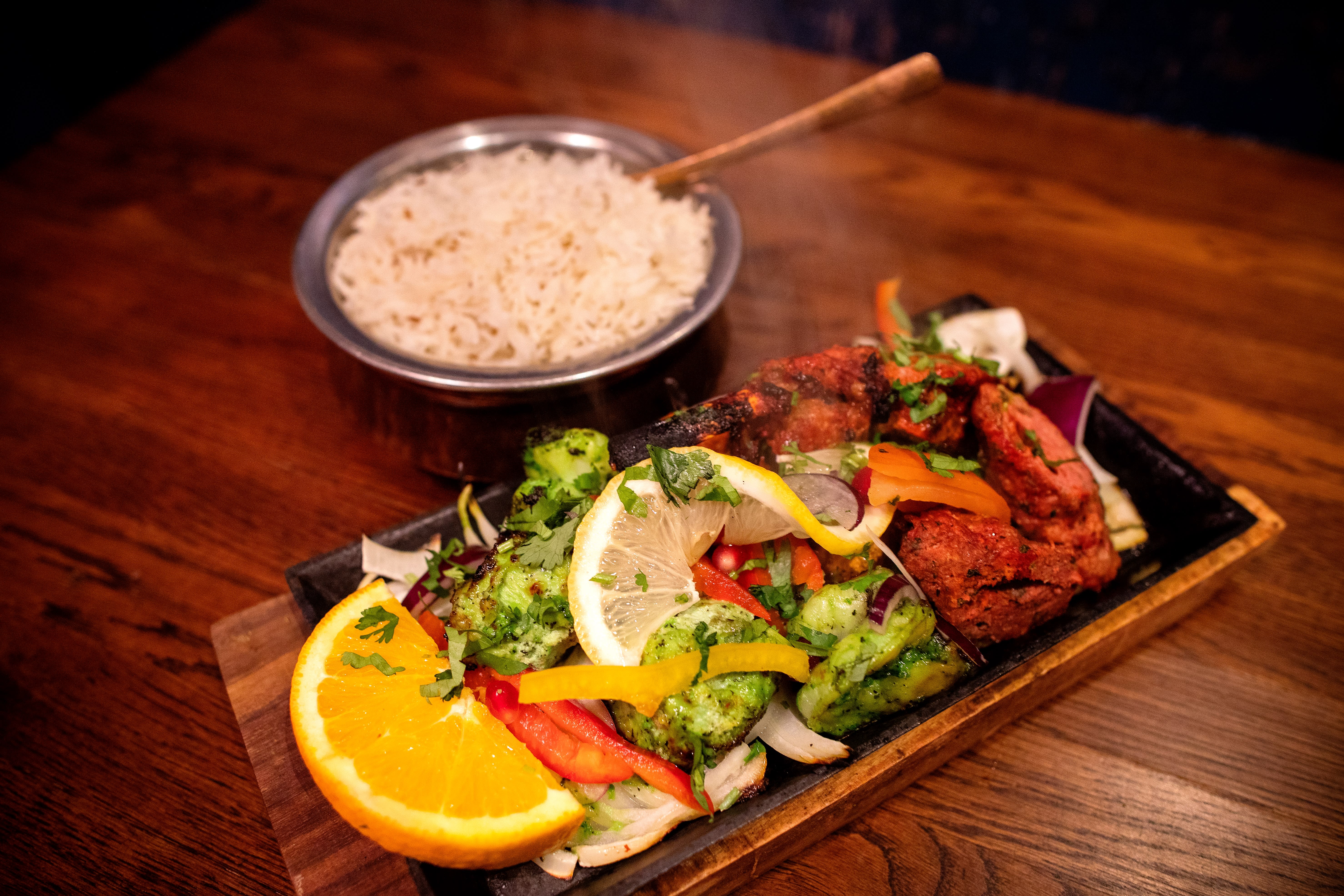 Mix grill byr på godbiter fra tandoori-ovnen.