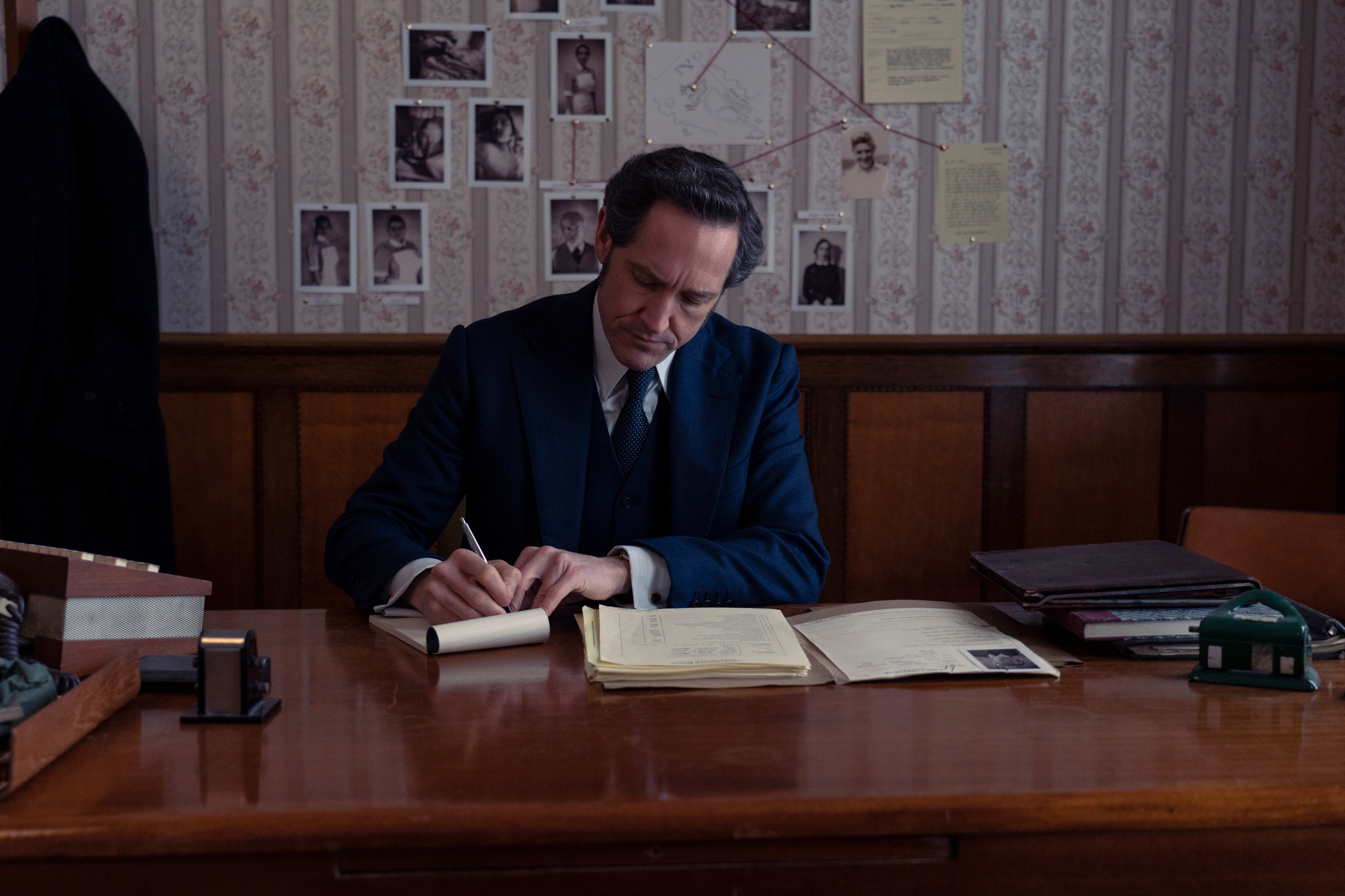 Adam Dalgliesh (Bertie Carver) er tilbake for å underholde fansen av klassiske krimserier.