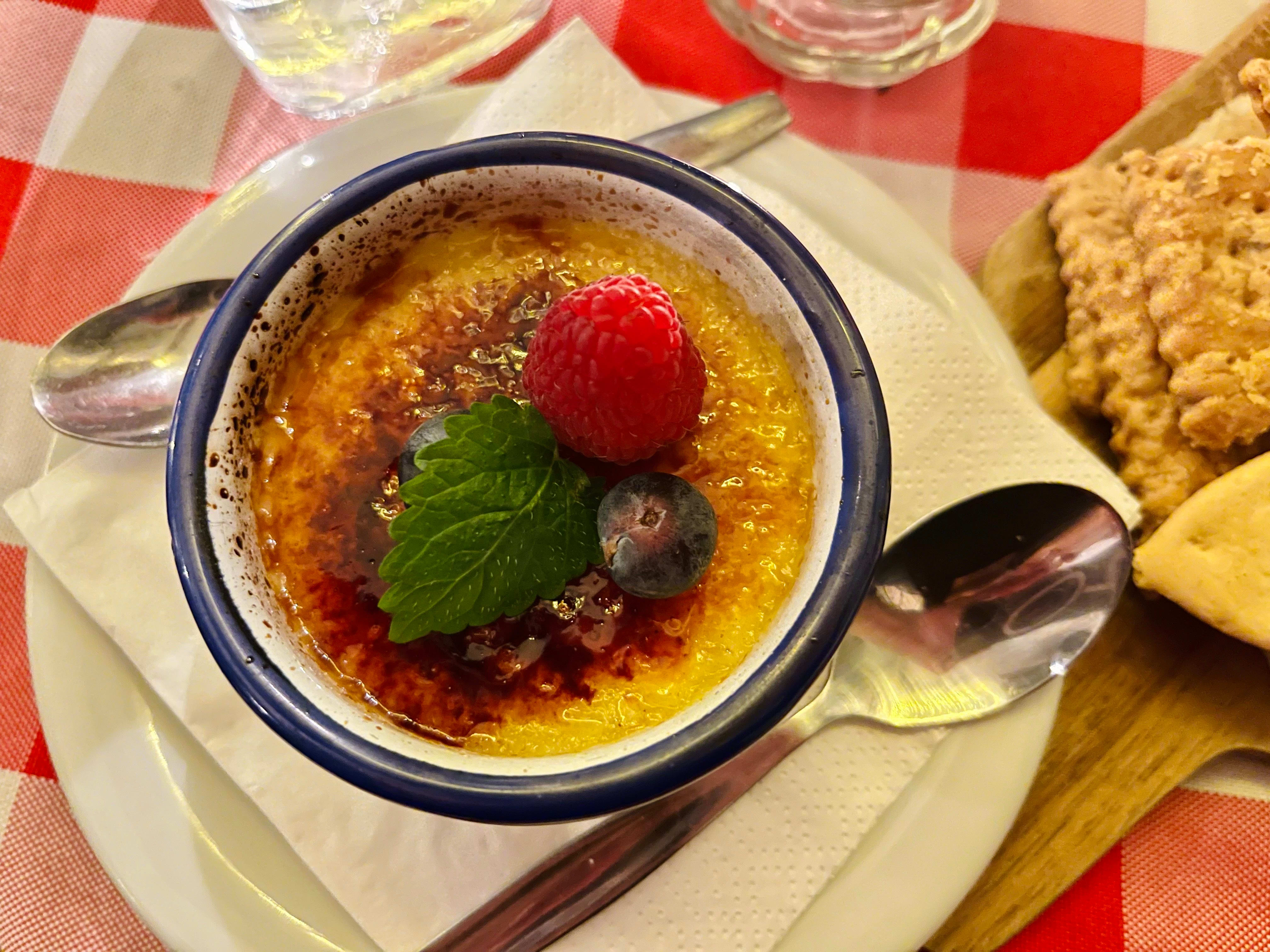  Crème brûléen er også en skuffelse. Den er flytende og burde trolig fått stå litt lenger. Og sukkerlaget på toppen smaker brent. 