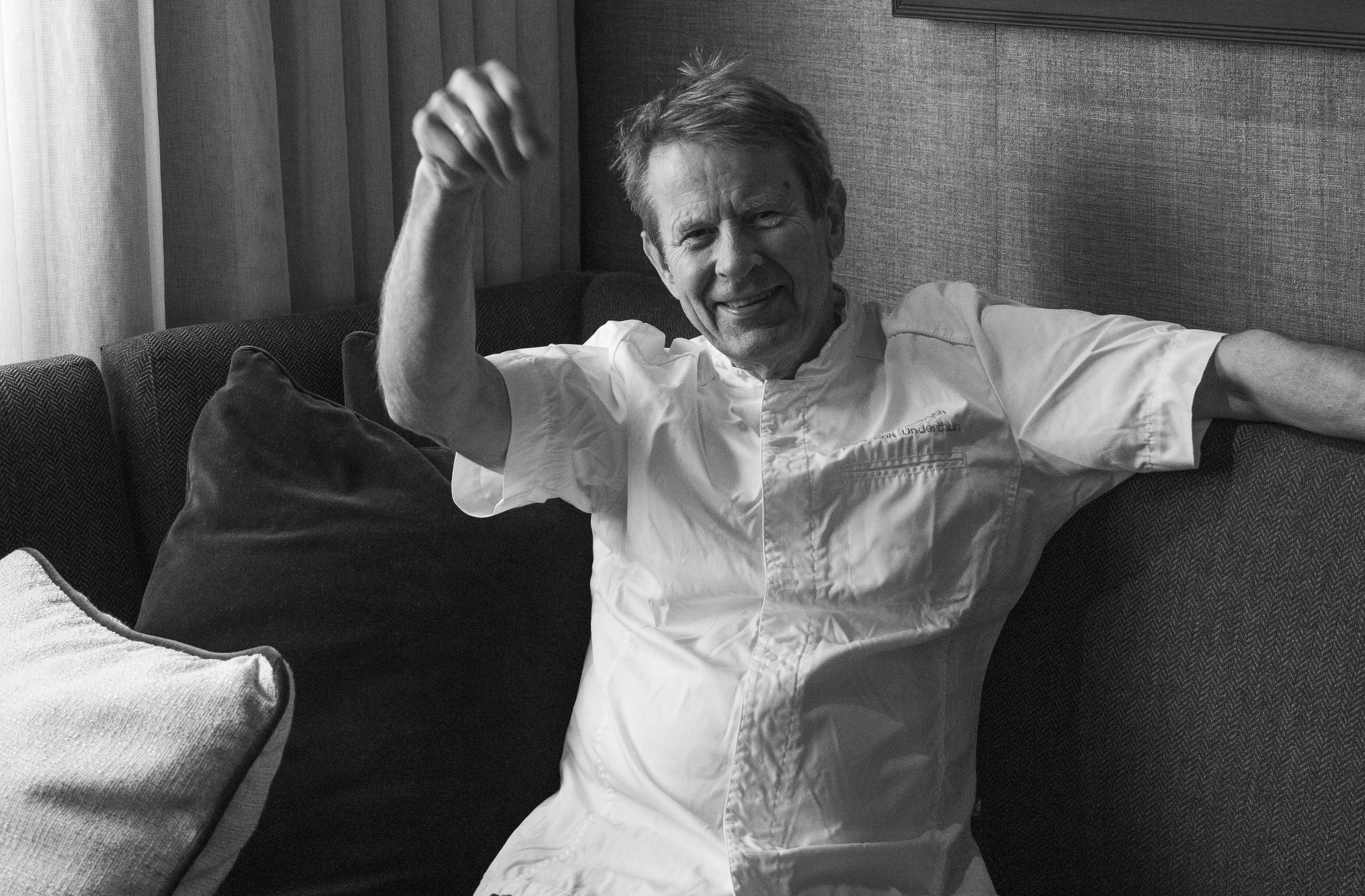 Gjestene er ikke de eneste som gestikulerer med armene for å gjøre seg forstått.