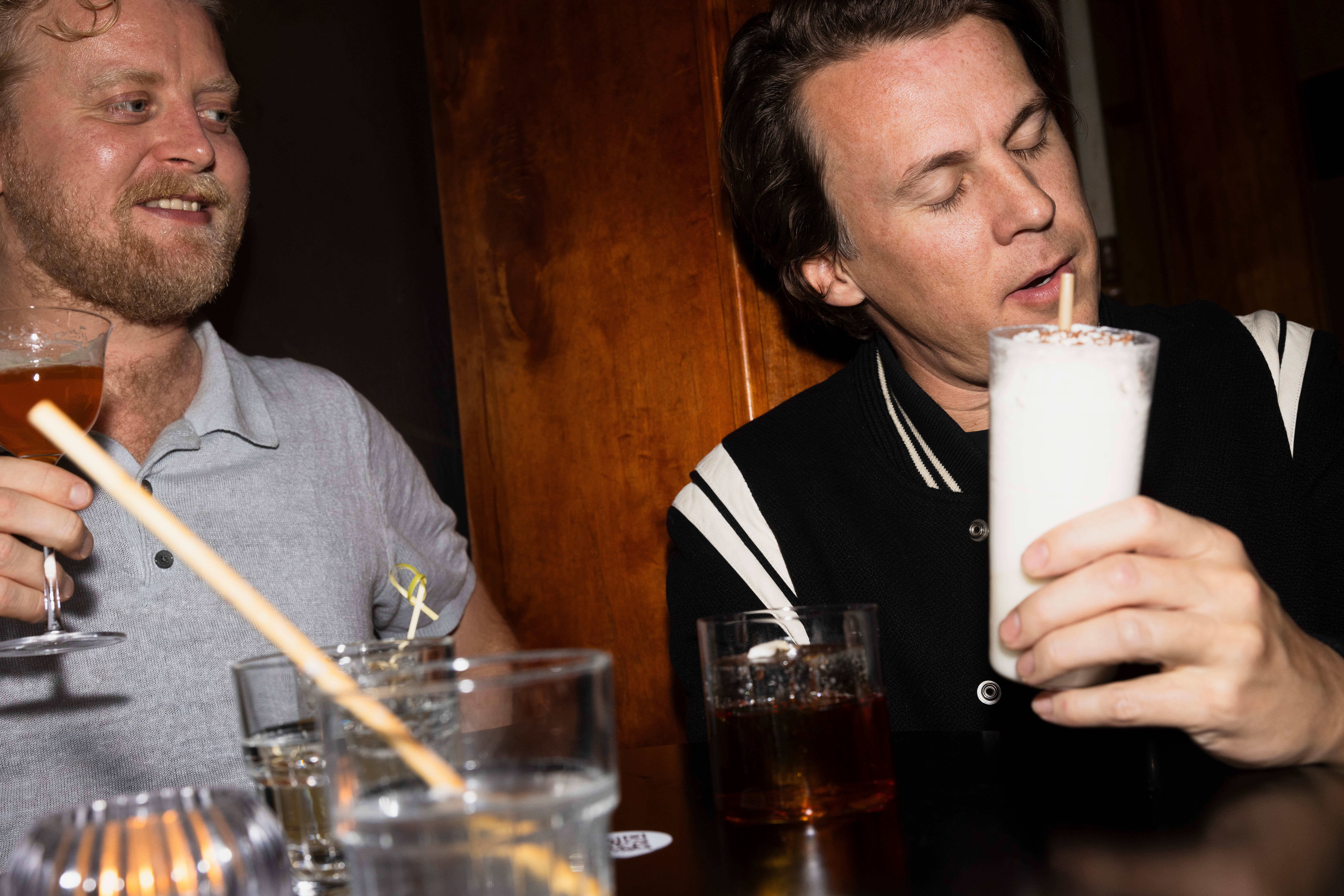 Bård akker seg over det han forteller, eller nyter han bare den gode drinken?