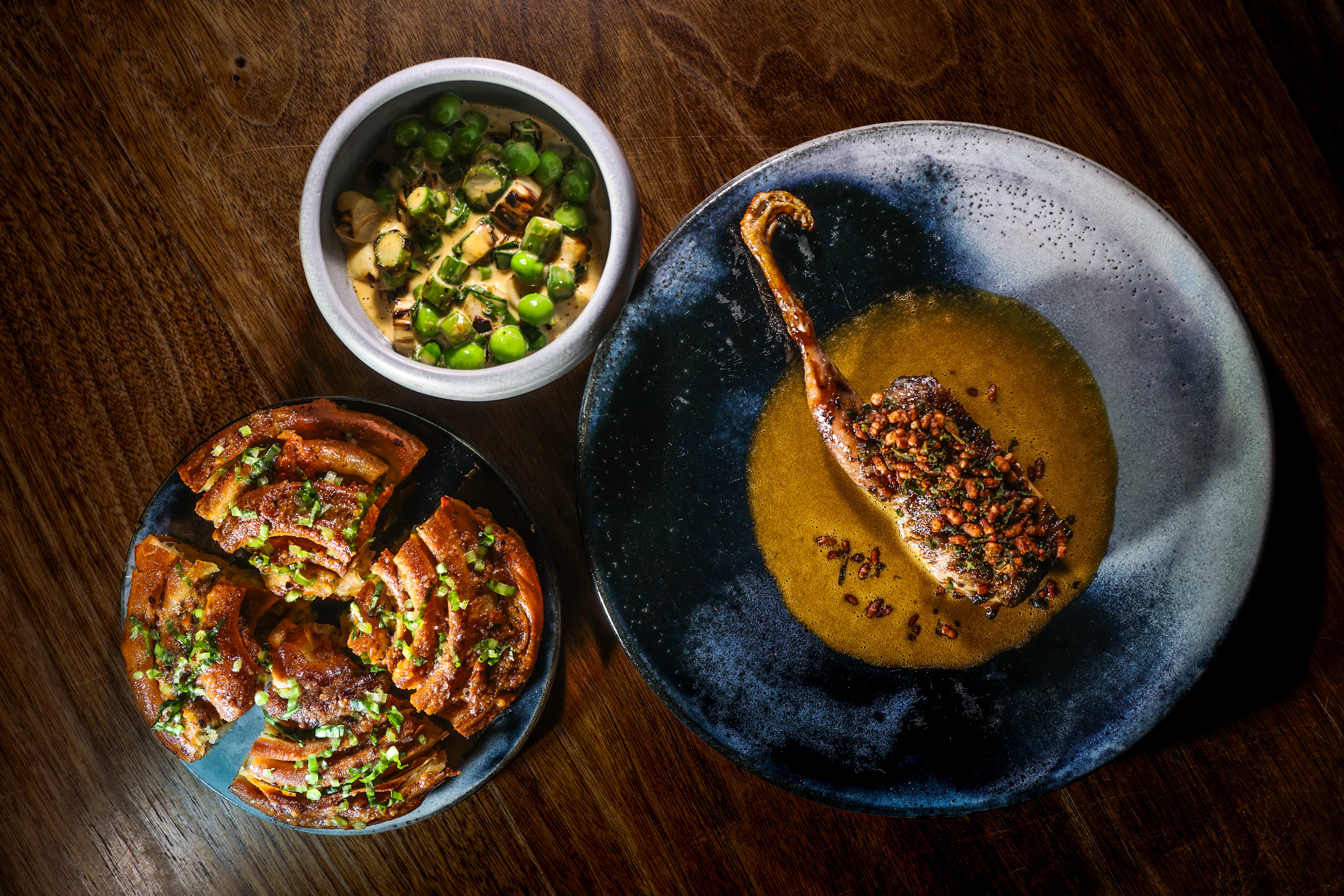 Hovedretten serveres «familiy style». Alle får hver sin halve vaktel med foten på – resten deles rundt bordet.