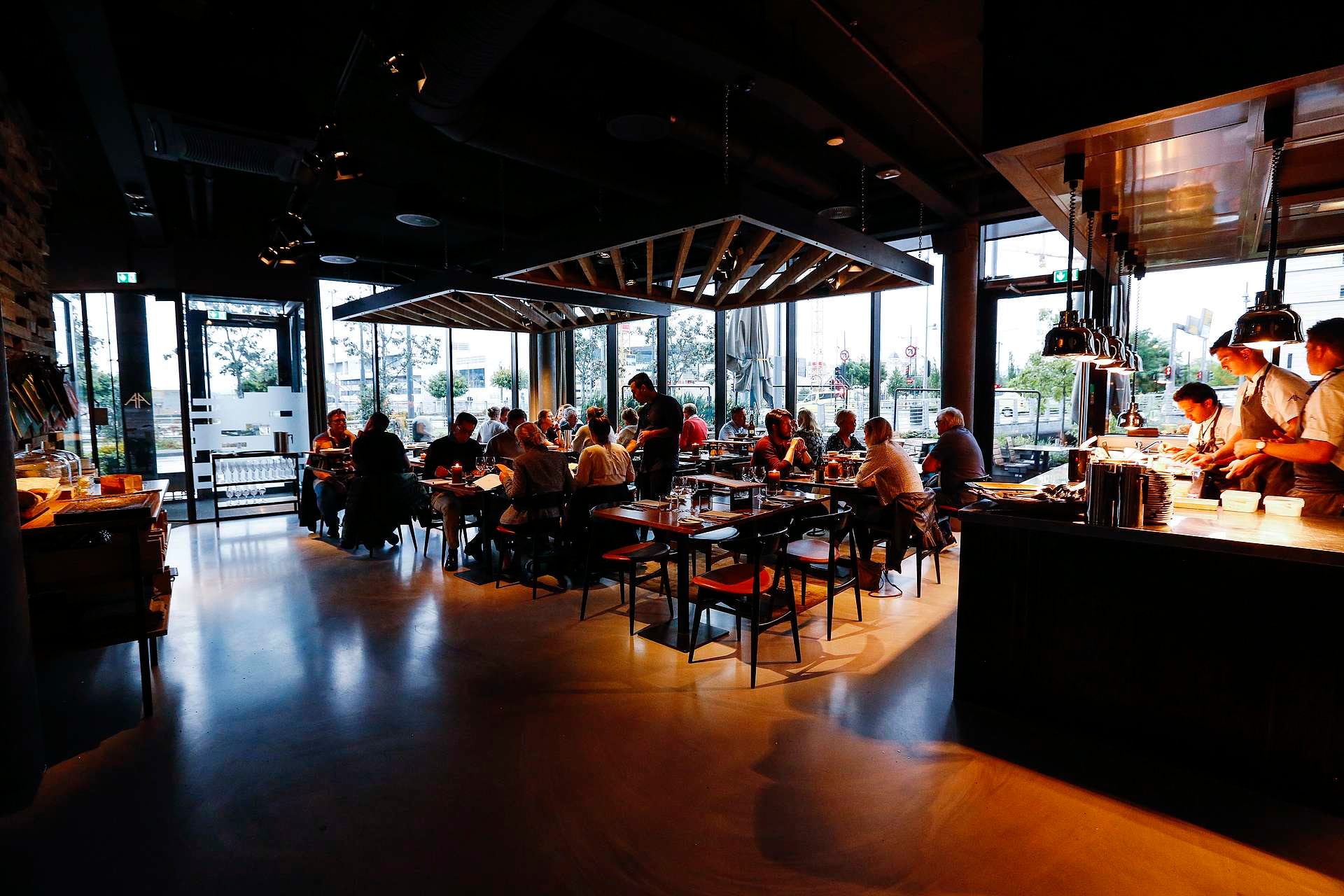 Vaaghals er en uformell restaurant i to etasjer nær Den Norske Opera. 