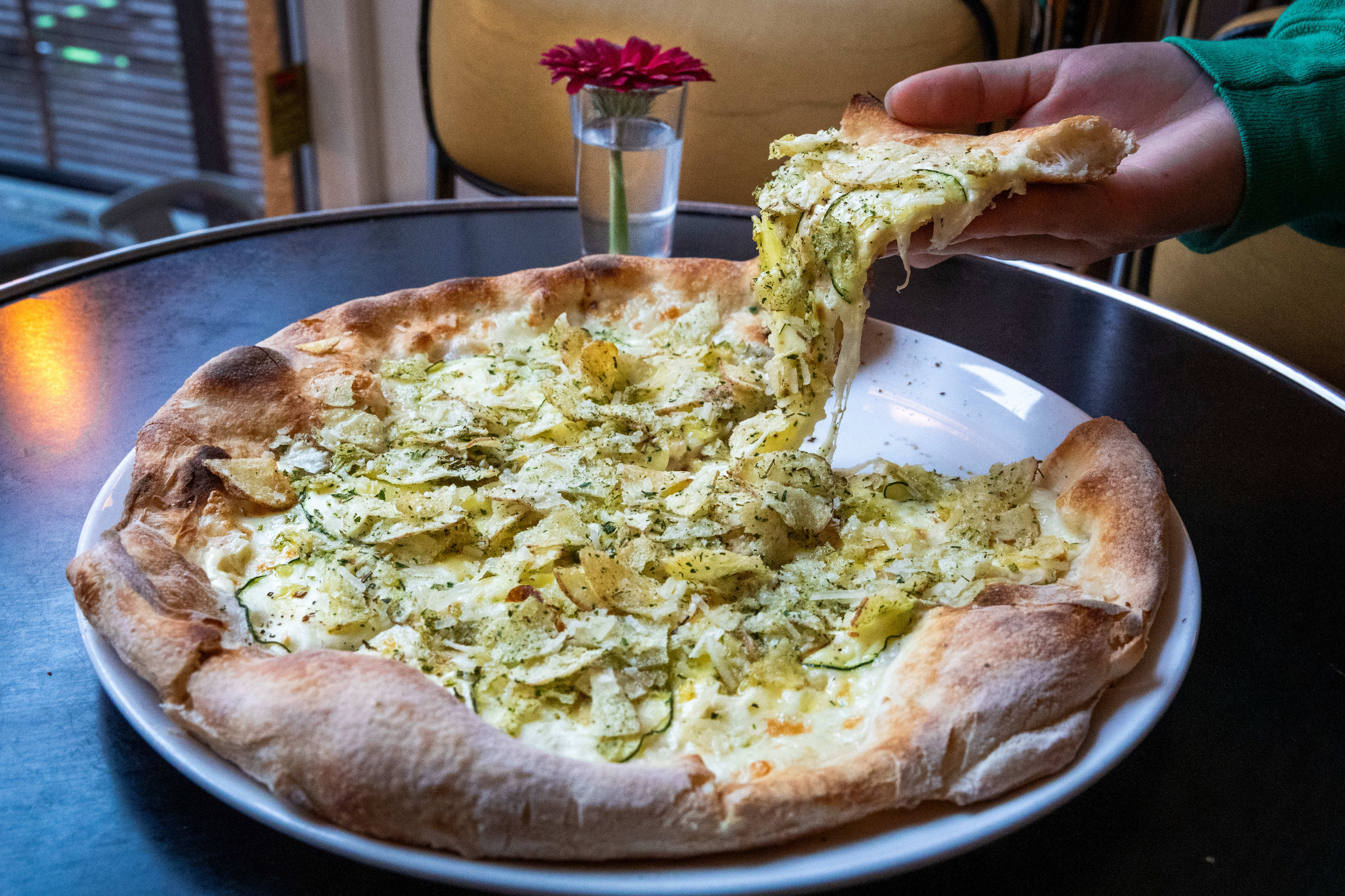 Pizzaen Lars er toppet med potetgull.