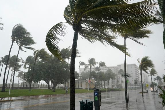 200 har mistet livet eller er savnet. Nå inntar den tropiske stormen Florida.