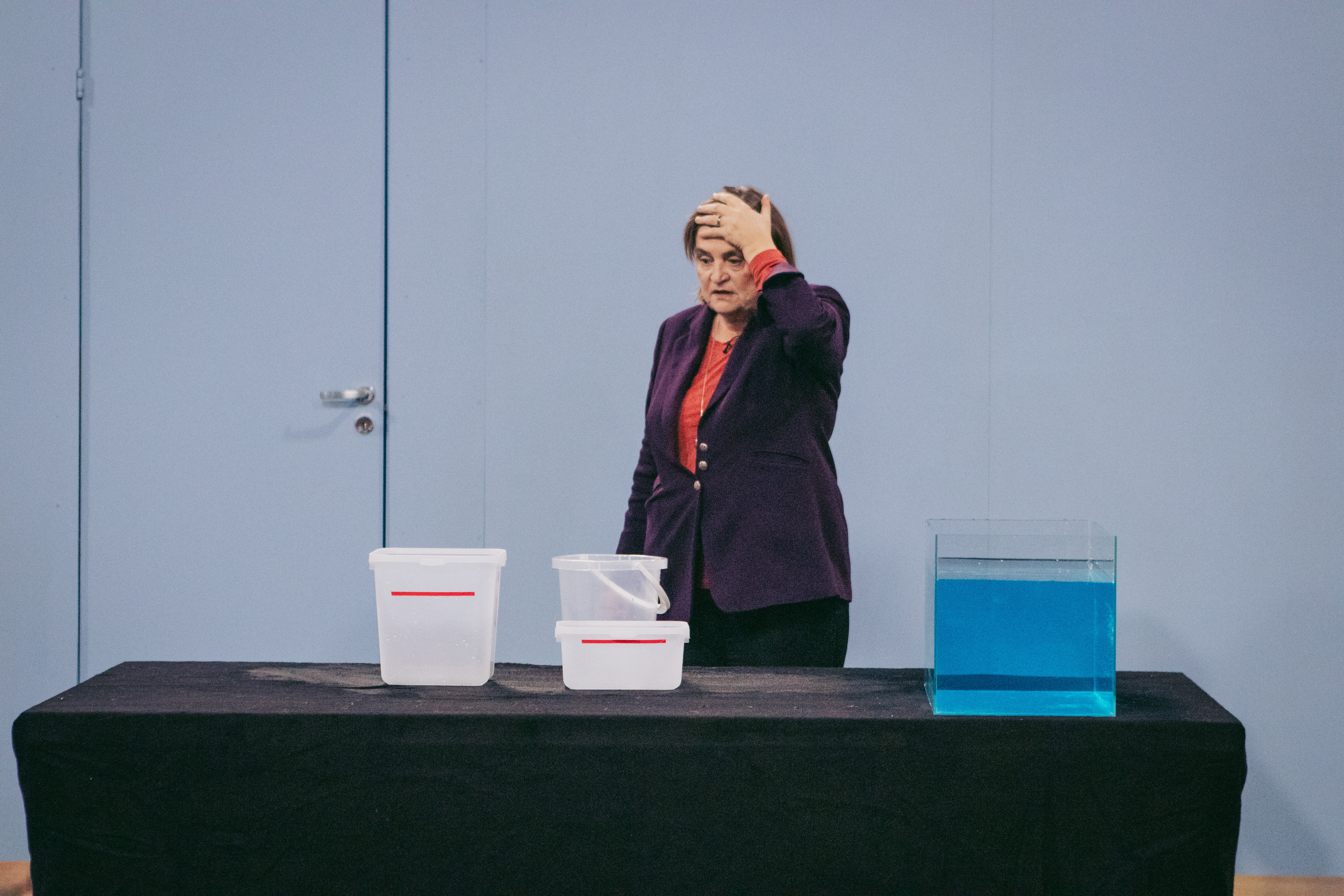 Dosent og forfatter Elin Ørjasæter (62) forsøker å løse en av logikkoppgavene. 