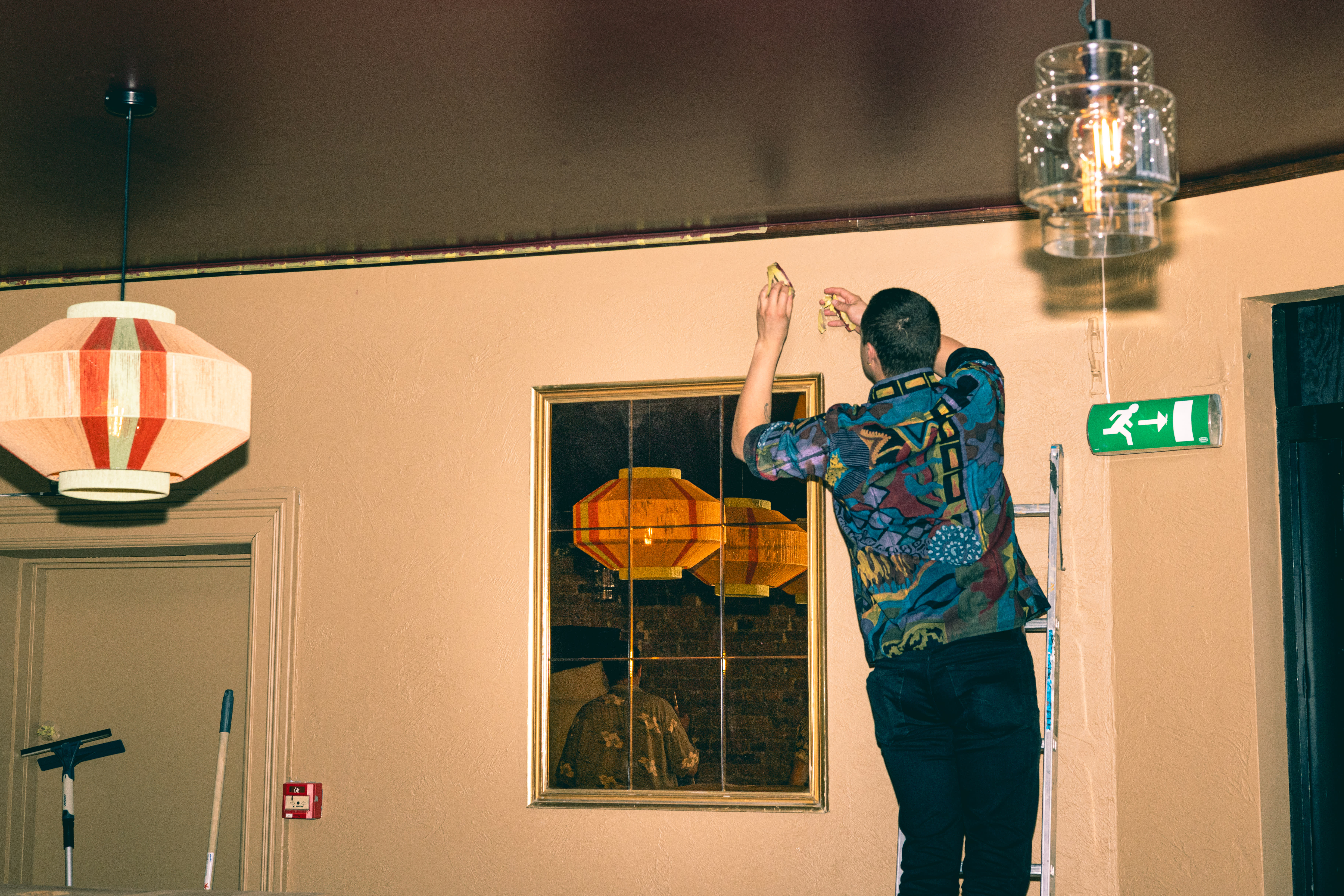 De karakteristiske lampene ble funnet på Ebay, røper de interiøransvarlige.